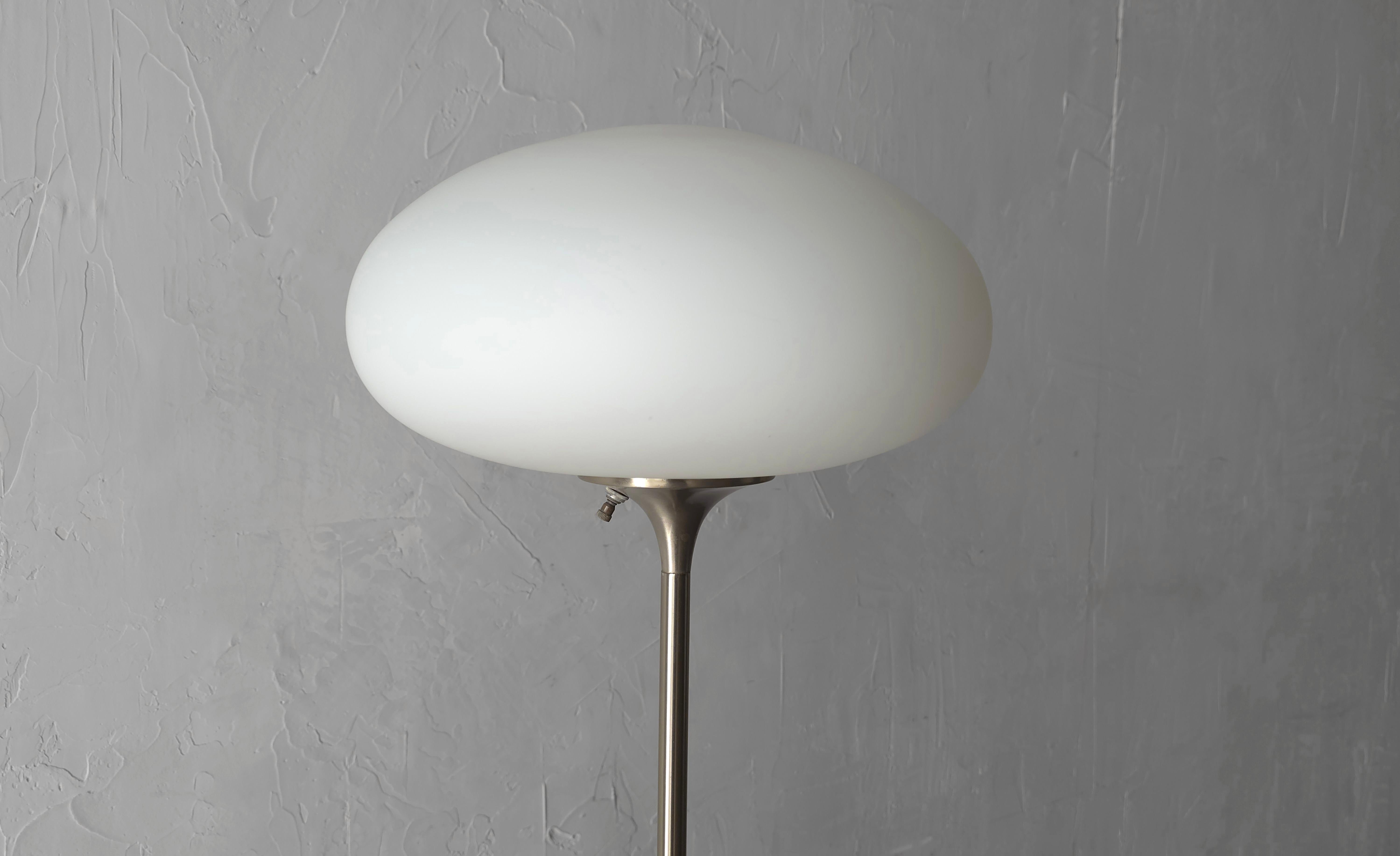 Lámpara de pie Mid Century Mushroom de Bill Curry para Laurel siglo XX en venta
