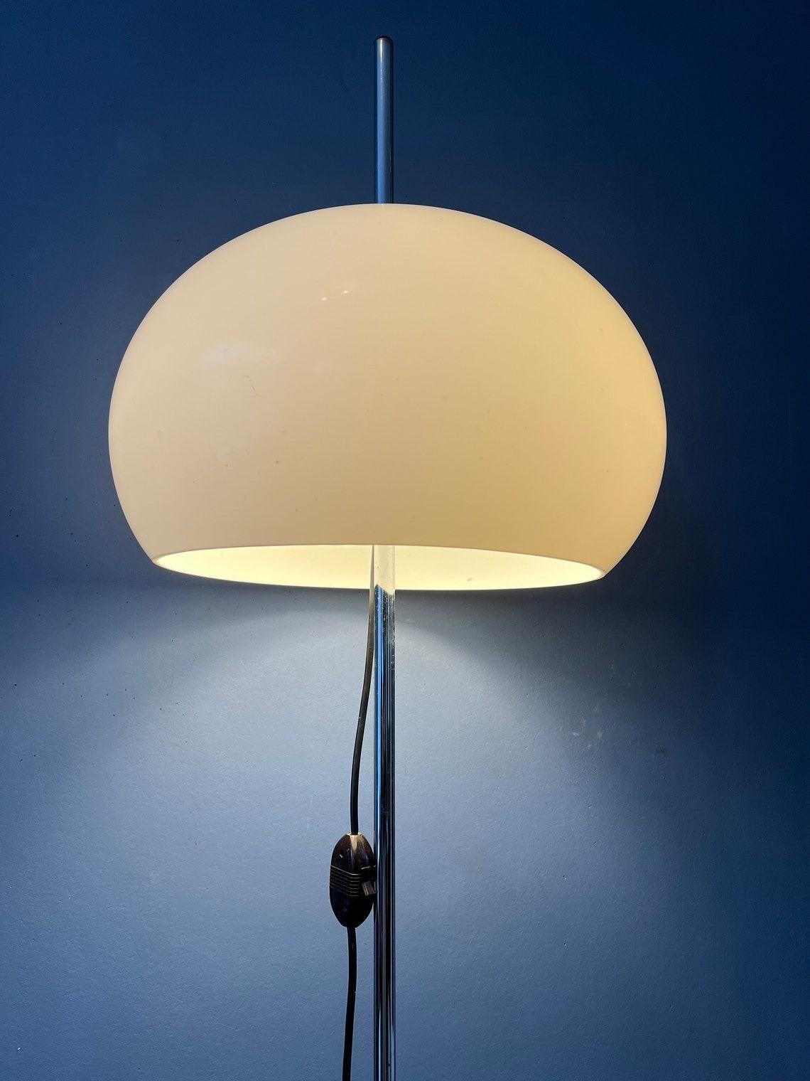 Mid Century Mushroom Floor Lamp with White Plexiglass Shade, 1970s In Excellent Condition For Sale In ROTTERDAM, ZH