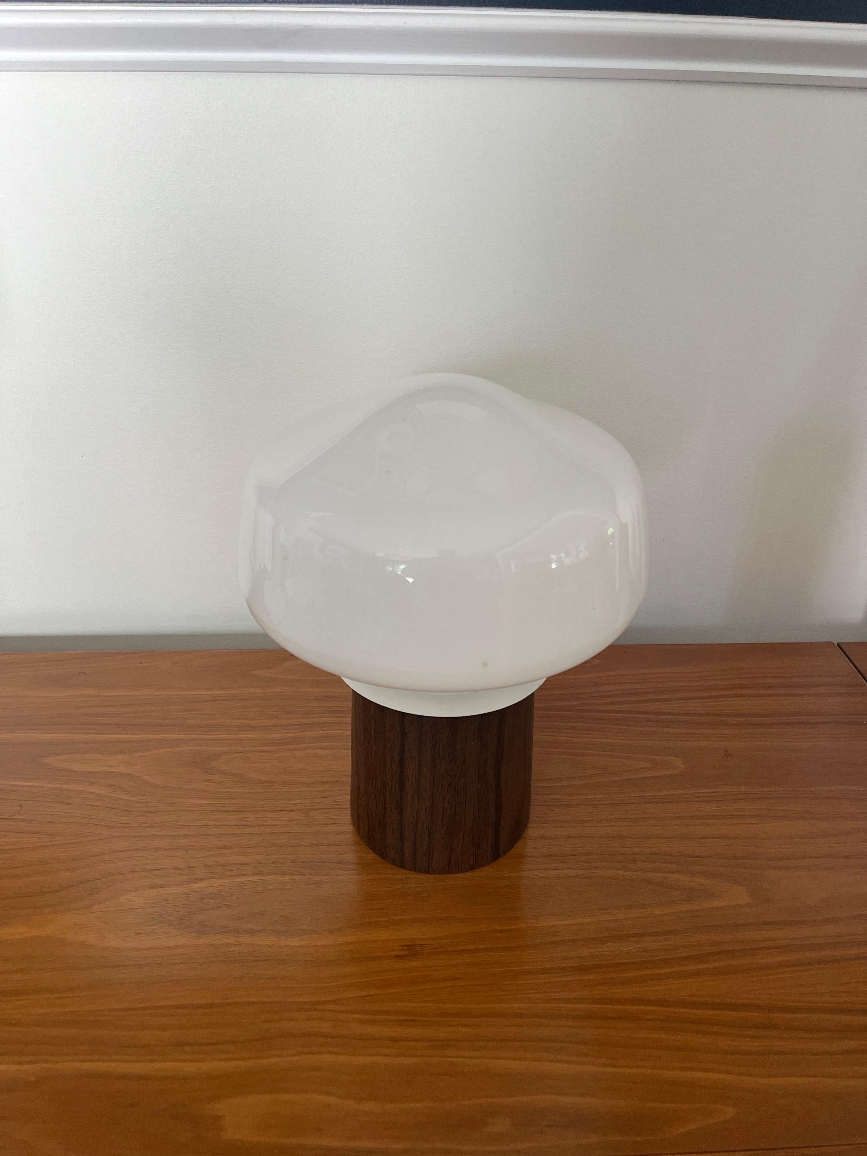 Mid-Century Modern Mid Century Mushroom Laurel Lamp For Sale