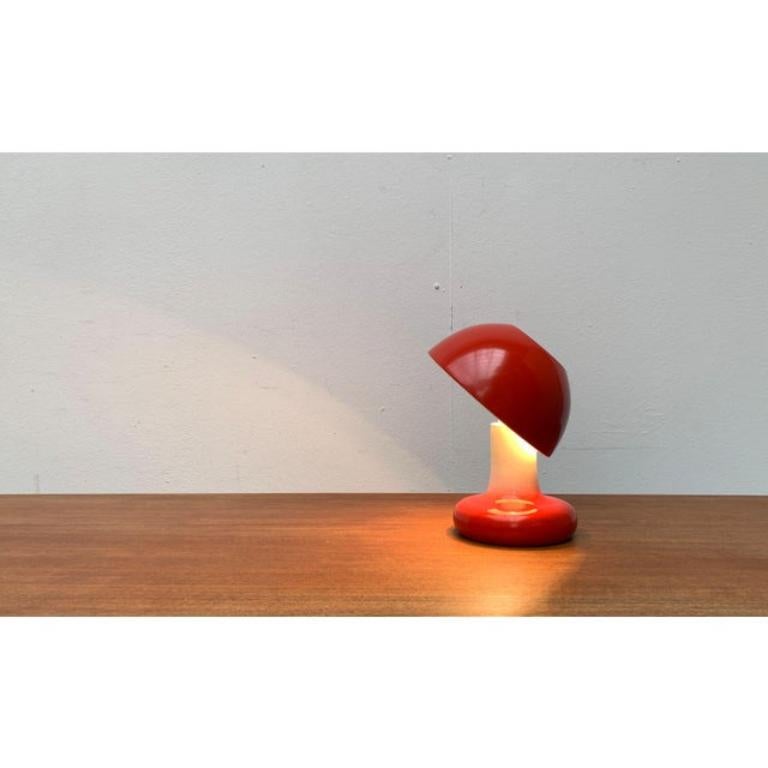 Rara lámpara de mesa Champiñón del fabricante finlandés Valinte Oy.

Con los radios suaves y el paraguas rojo, esta pequeña lámpara de mesa finlandesa parece casi juguetona. La pantalla metálica se enchufa directamente a la lámpara con un soporte y