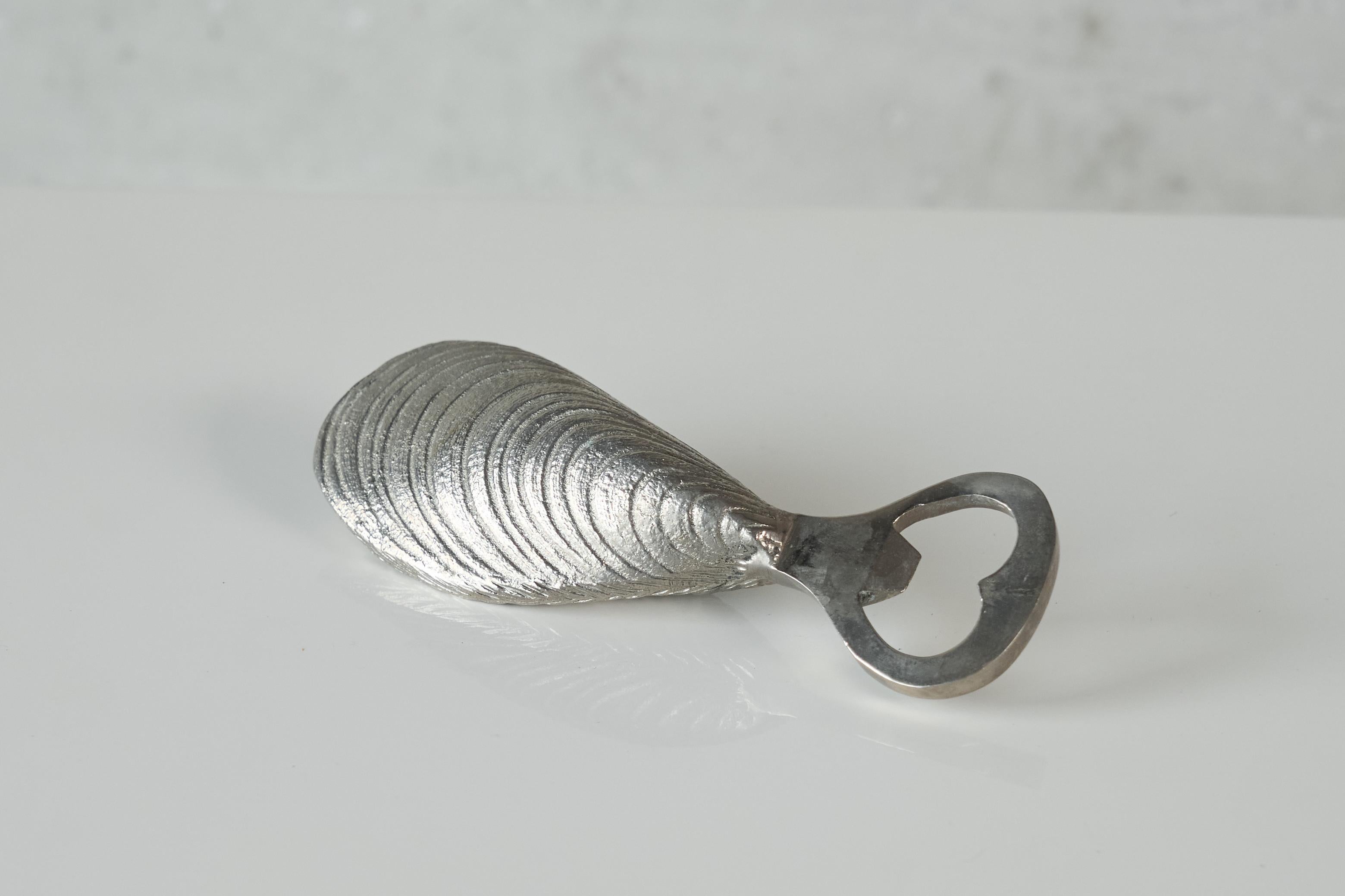 Flaschenöffner in Form einer Muschel aus der Mitte des Jahrhunderts.

Ein wunderbares und skurriles Stück - dieser Flaschenöffner aus der Mitte des Jahrhunderts mit einem ausgeprägten Muscheldesign. Großartiges Ausstellungsstück auf Ihrem Barwagen,