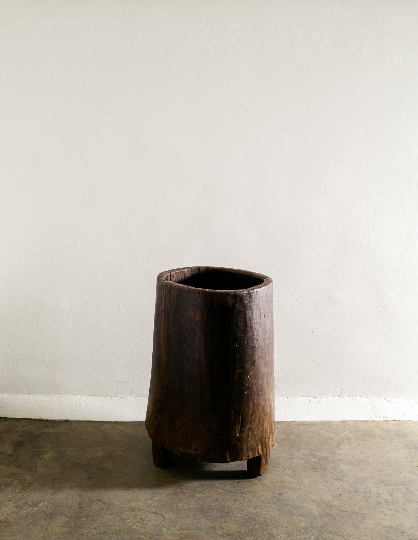 Naga-Holz-Pflanzgefäß aus Teakholz im Wabi Sabi-Stil aus der Mitte des Jahrhunderts, hergestellt in Indien (Moderne der Mitte des Jahrhunderts) im Angebot