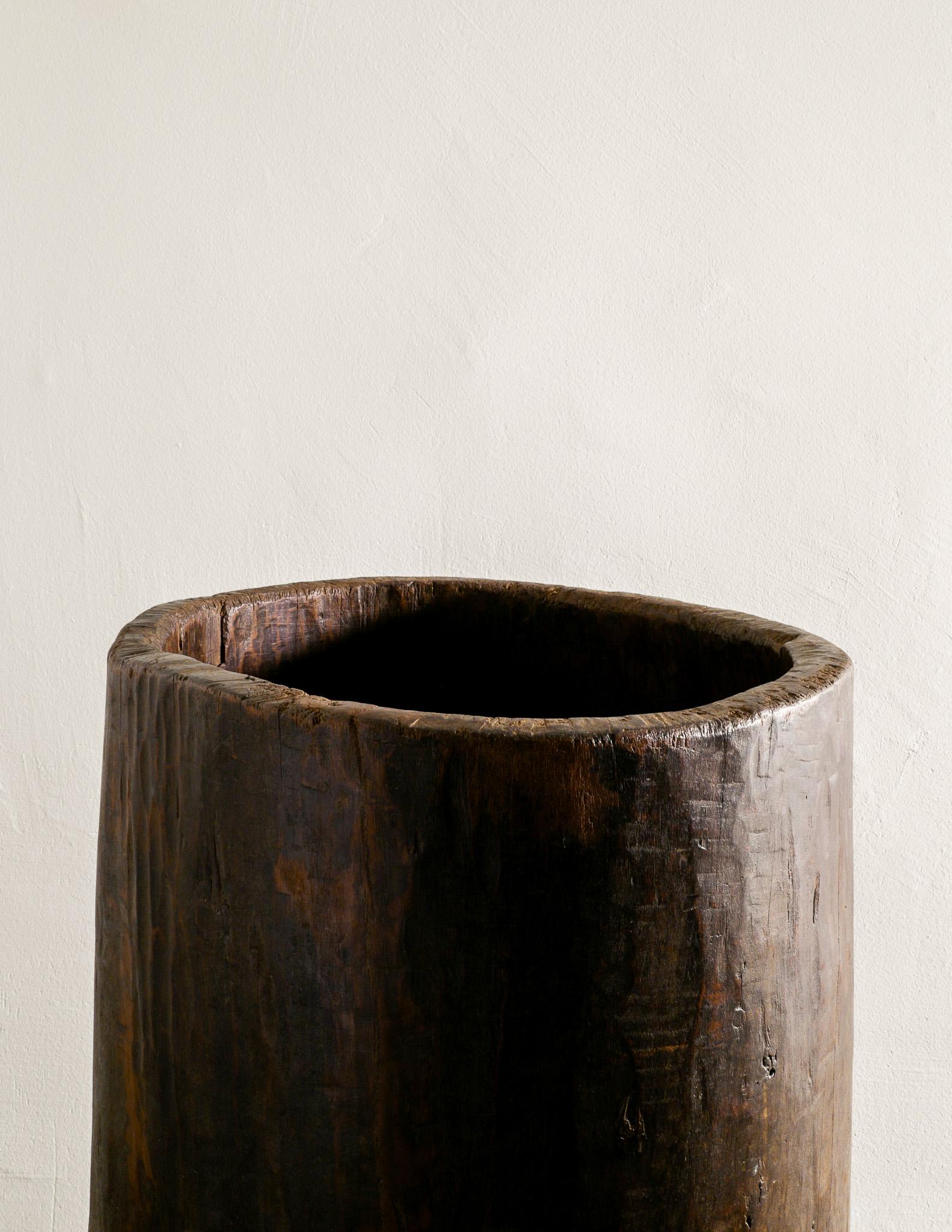 Mid Century Naga Wooden Planter in Teak and Wabi Sabi Style Produced in India In Good Condition For Sale In Stockholm, SE