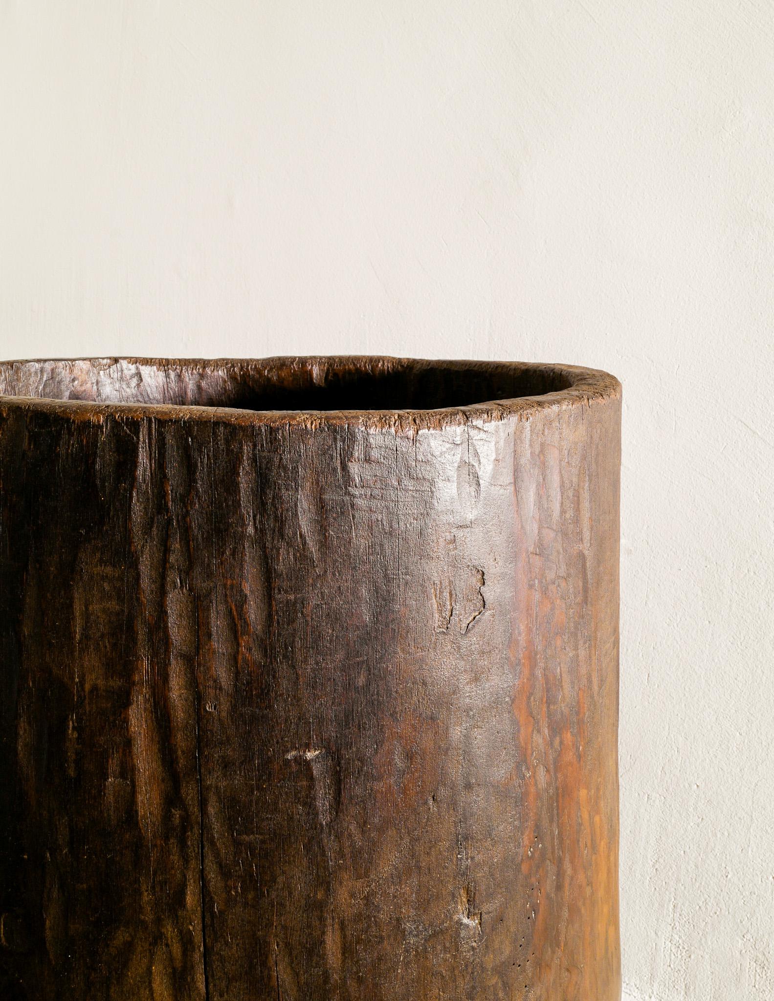 Naga-Holz-Pflanzgefäß aus Teakholz im Wabi Sabi-Stil aus der Mitte des Jahrhunderts, hergestellt in Indien (Ende des 20. Jahrhunderts) im Angebot