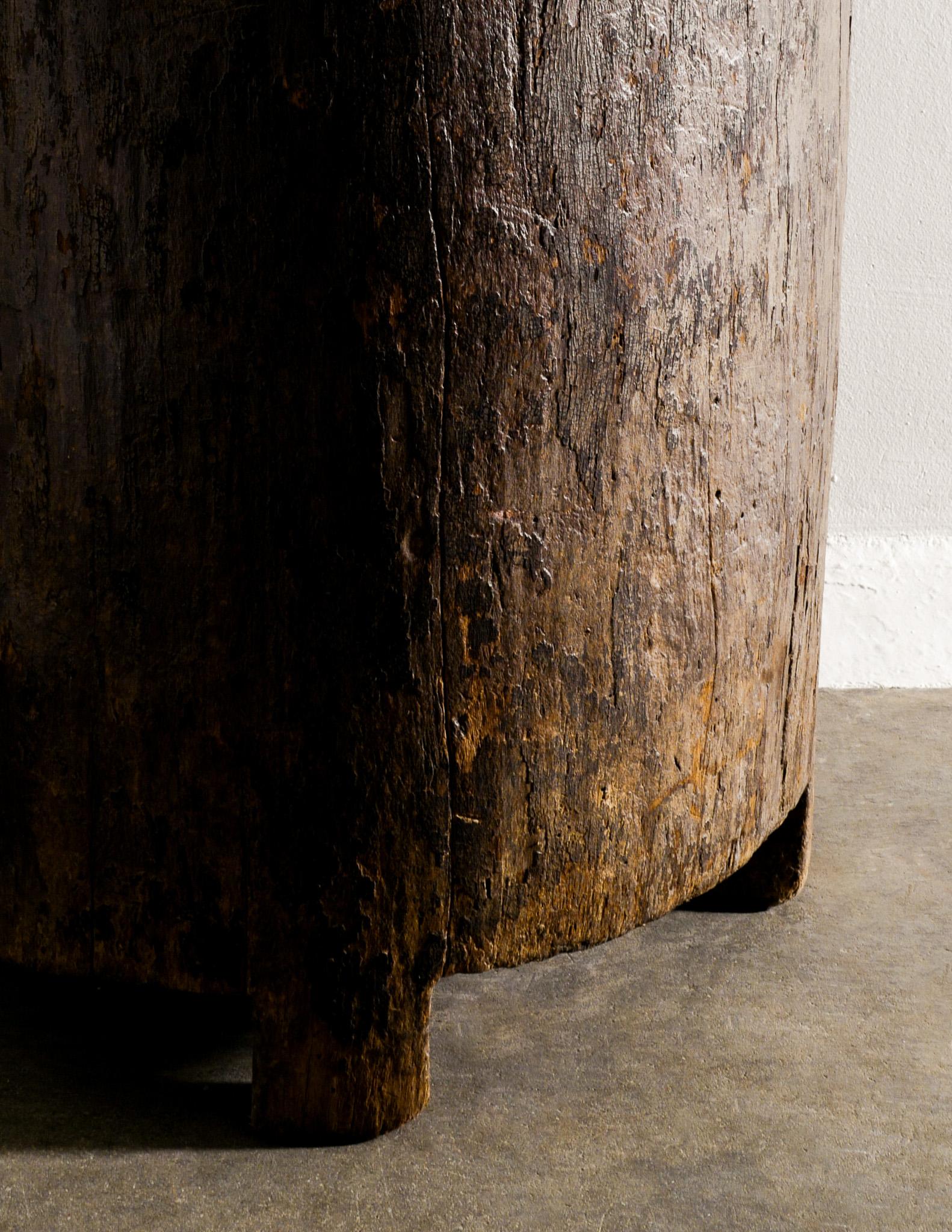 Naga-Holz-Pflanzgefäß aus Teakholz im Wabi Sabi-Stil aus der Mitte des Jahrhunderts, hergestellt in Indien (Ende des 20. Jahrhunderts) im Angebot