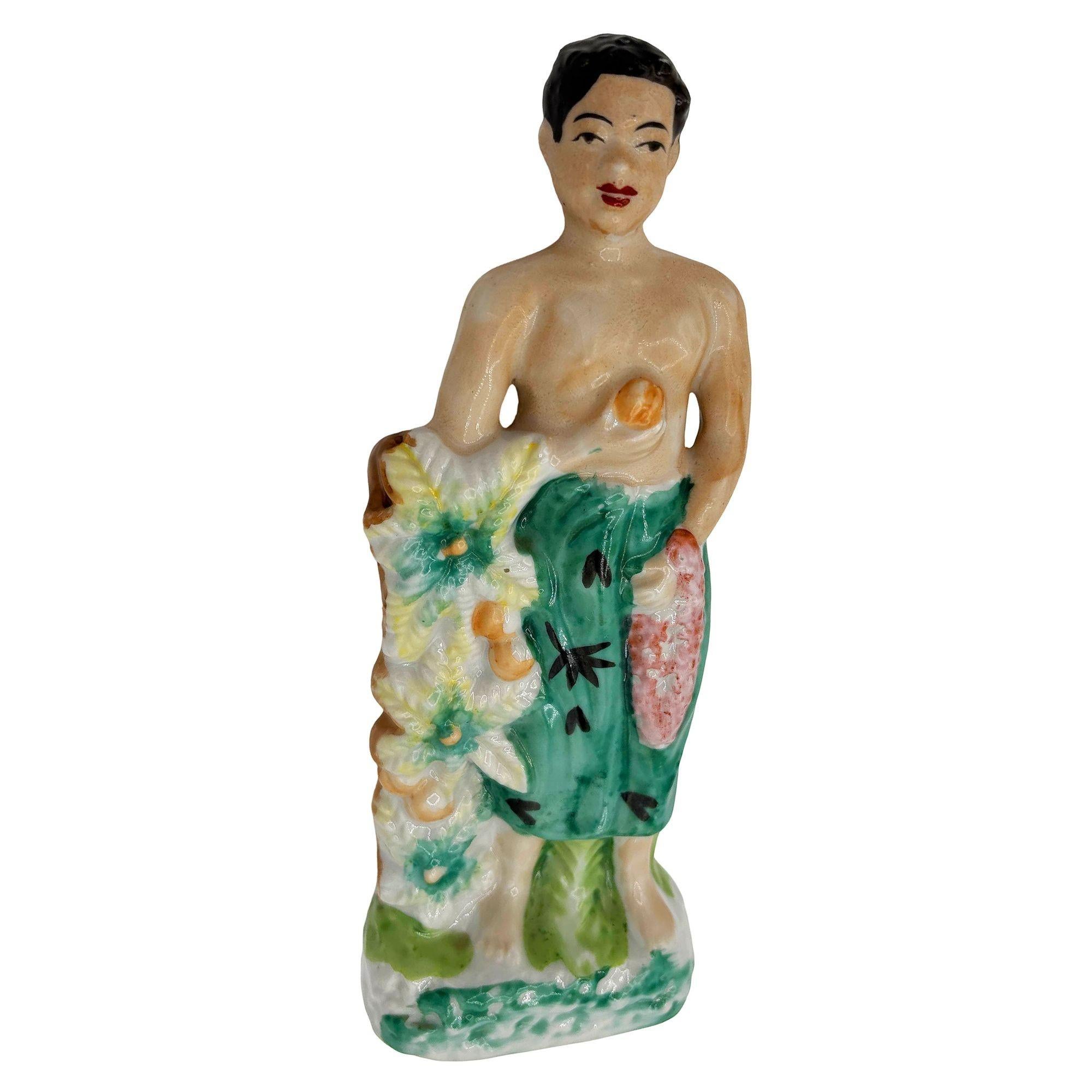 Figurine du milieu du siècle en céramique avec offrande de fruits et fleurs Excellent état - En vente à Van Nuys, CA