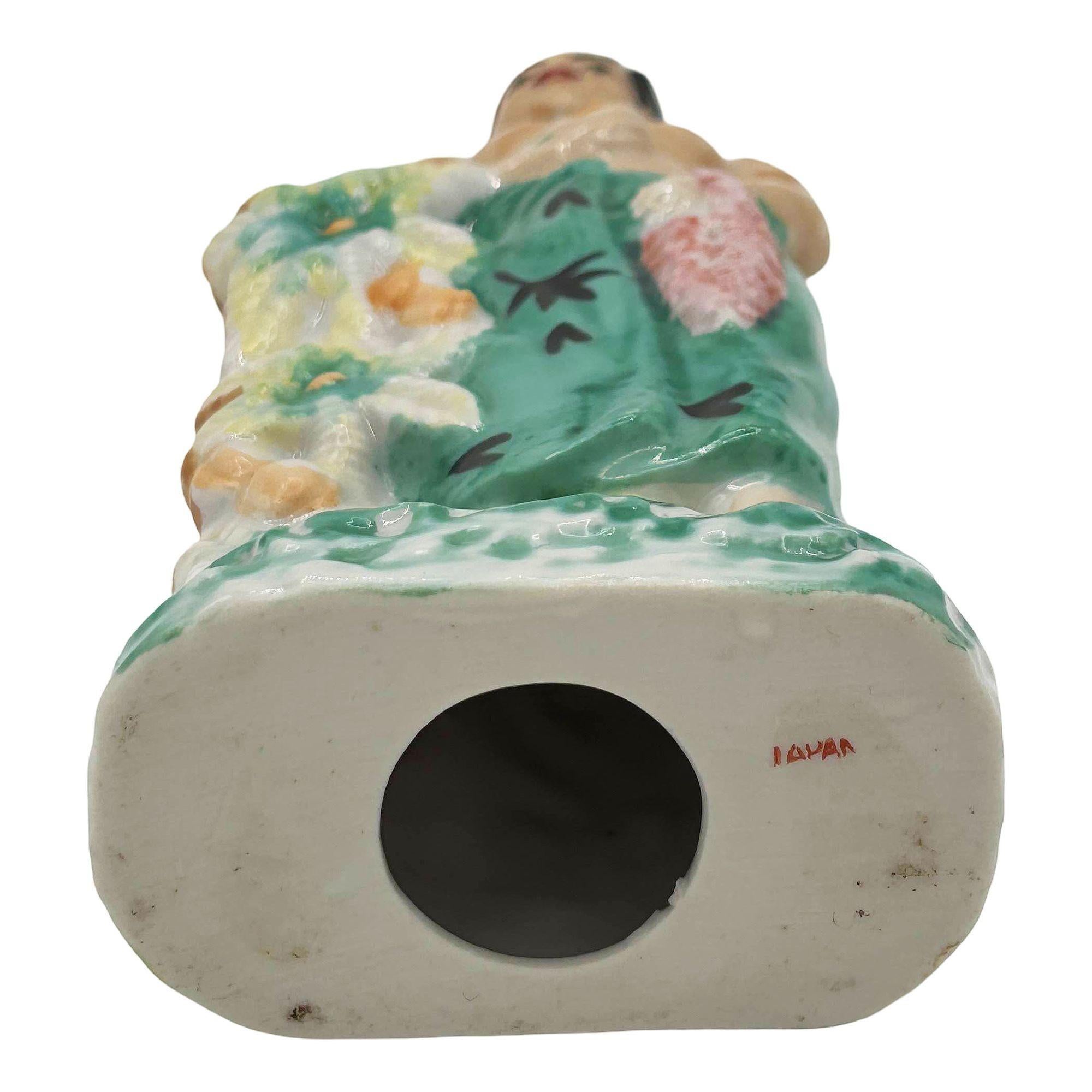 Céramique Figurine du milieu du siècle en céramique avec offrande de fruits et fleurs en vente