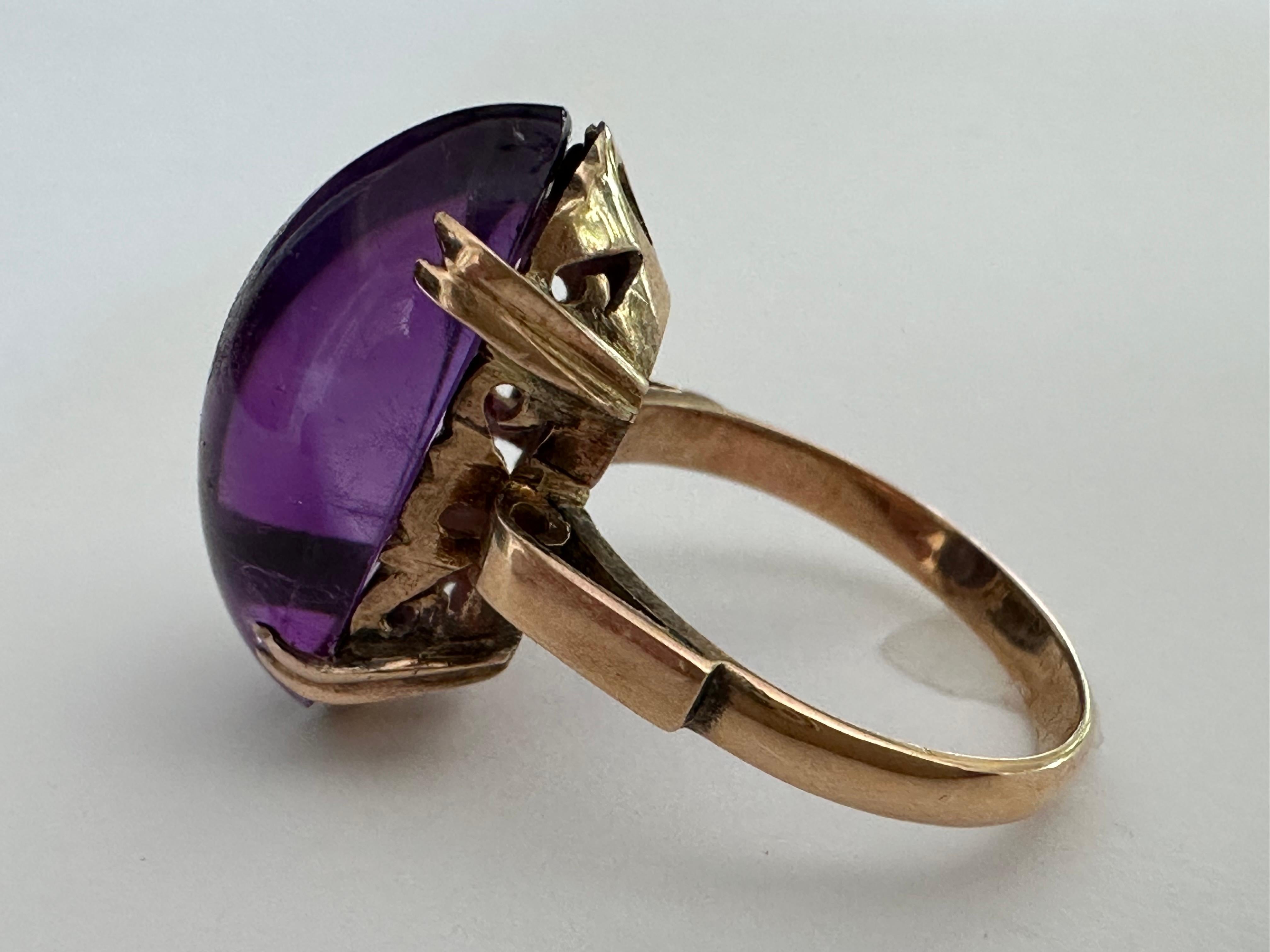 Dieser kühne Vintage-Ring aus der Mitte des Jahrhunderts zeigt einen länglichen, ovalen Cabochon aus natürlichem Amethyst, der etwa 20 x 10 mm misst und etwa 11,57 Karat wiegt. Fassung aus 18 Karat Gelbgold.

