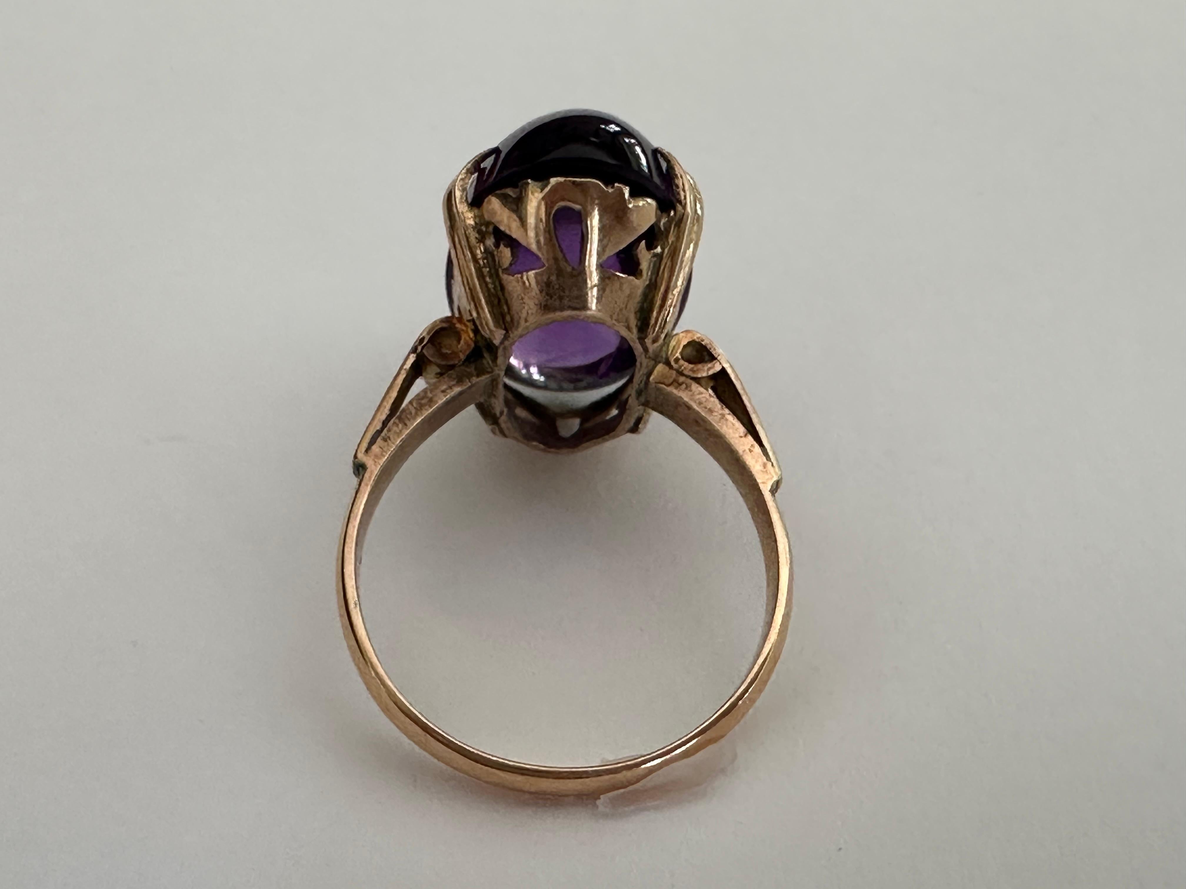 Cocktailring aus der Mitte des Jahrhunderts aus natürlichem Amethyst und 18 Karat Gelbgold (Retro) im Angebot