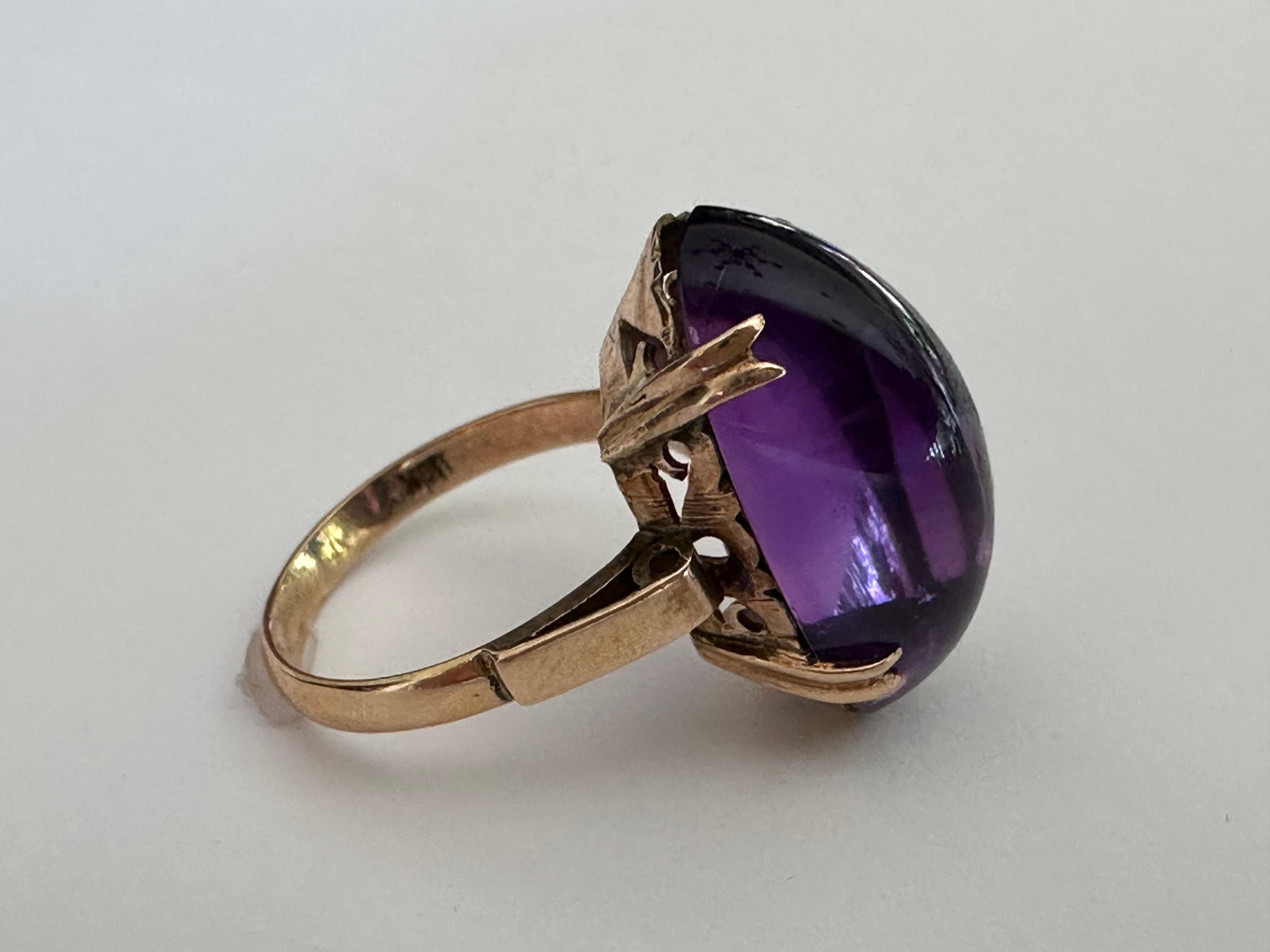 Cocktailring aus der Mitte des Jahrhunderts aus natürlichem Amethyst und 18 Karat Gelbgold (Cabochon) im Angebot