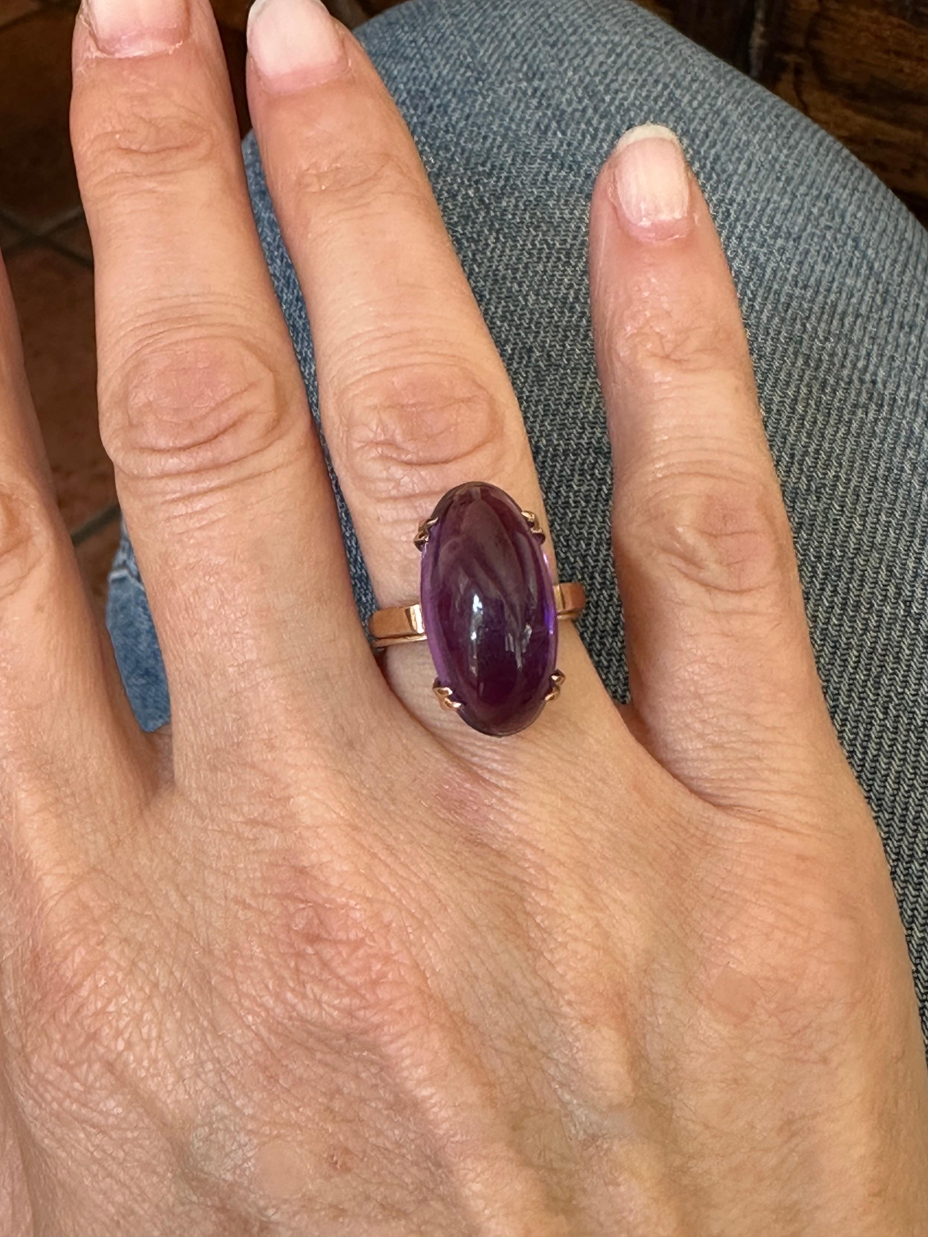 Cocktailring aus der Mitte des Jahrhunderts aus natürlichem Amethyst und 18 Karat Gelbgold Damen im Angebot