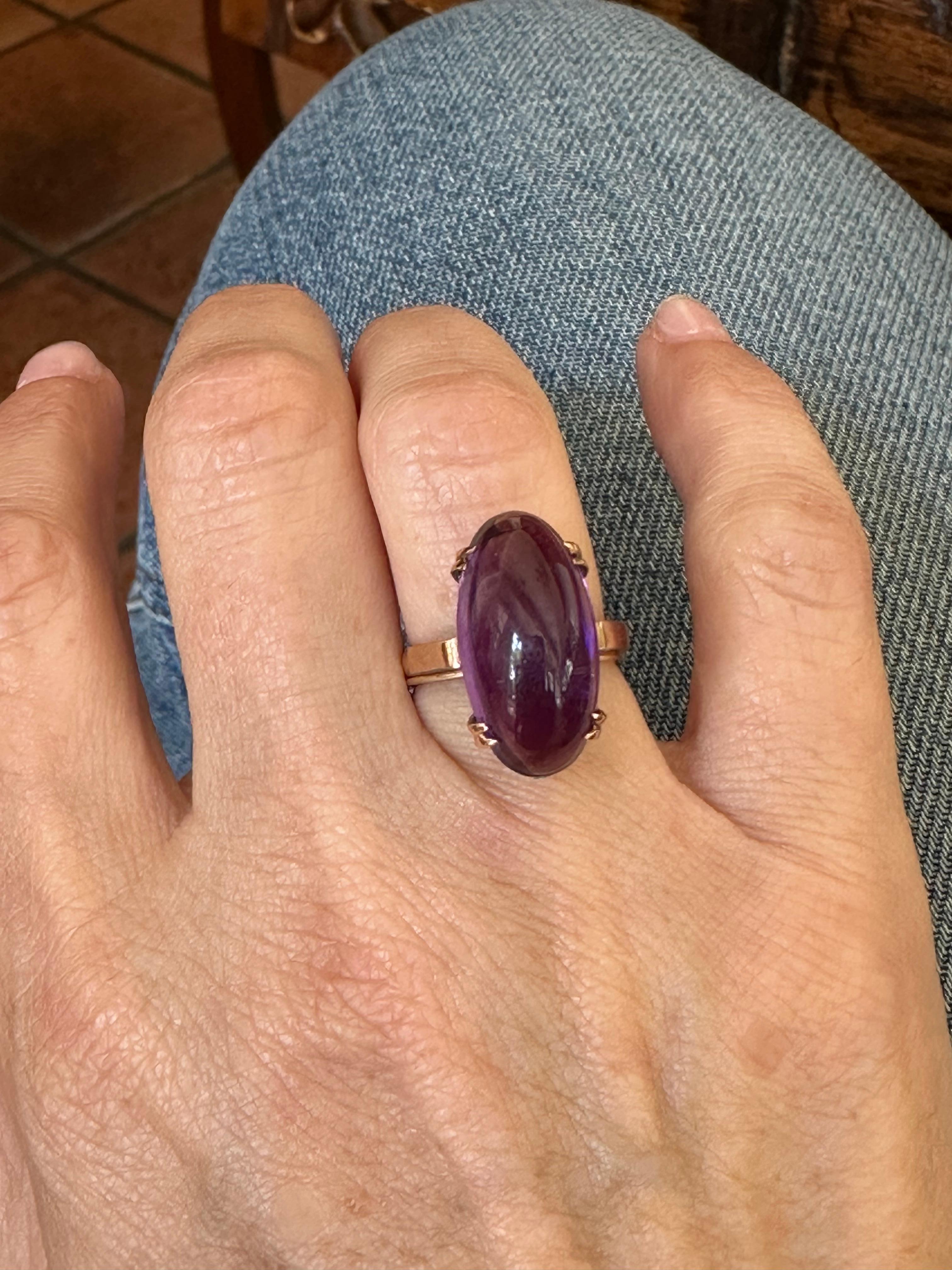 Cocktailring aus der Mitte des Jahrhunderts aus natürlichem Amethyst und 18 Karat Gelbgold im Angebot 1