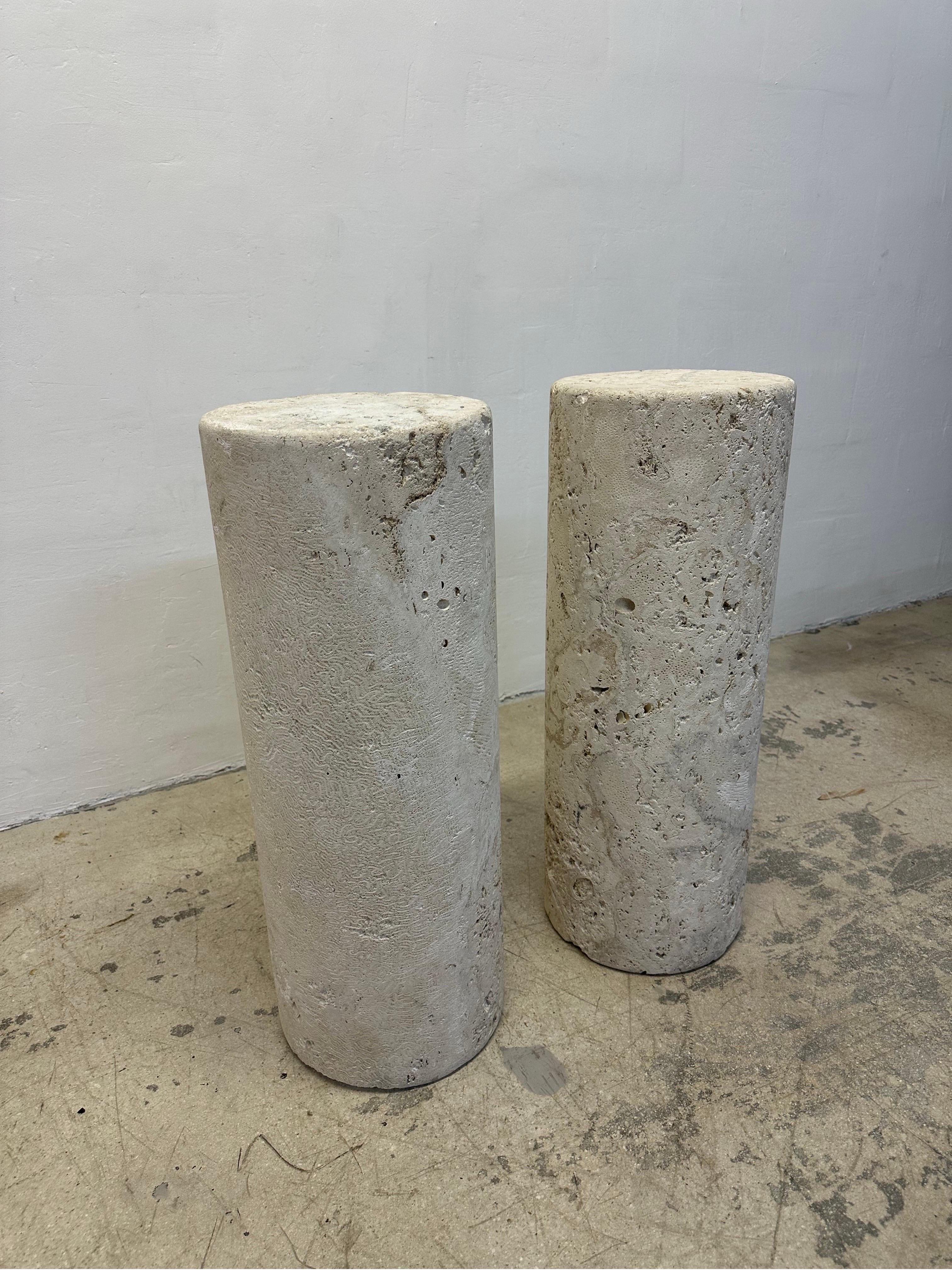 Mid-Century Natural Coquina Coral Stone Pedestal Column Tables - a Pair (Moderne der Mitte des Jahrhunderts) im Angebot