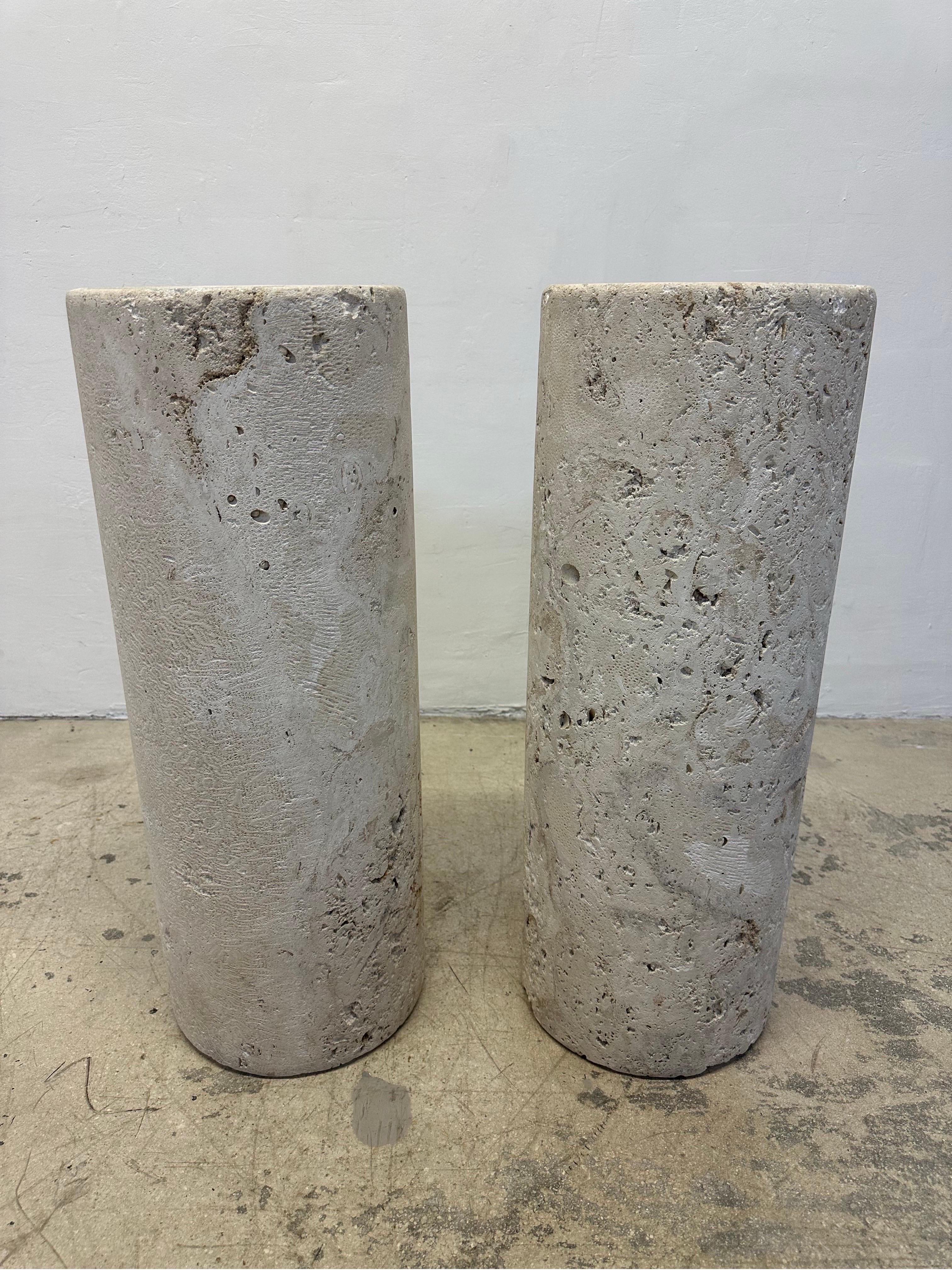 Mid-Century Natural Coquina Coral Stone Pedestal Column Tables - a Pair (amerikanisch) im Angebot
