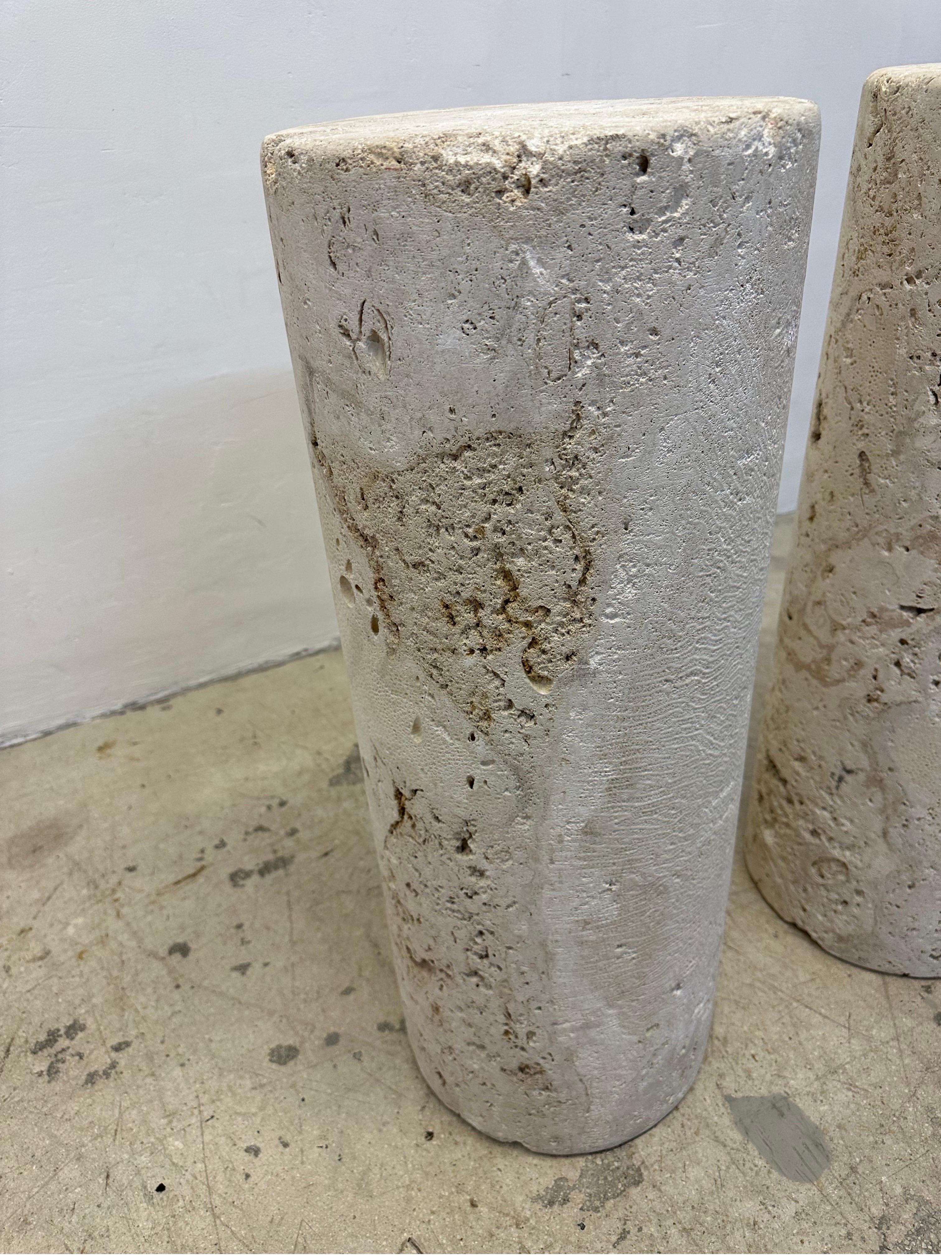 Mid-Century Natural Coquina Coral Stone Pedestal Column Tables - a Pair (20. Jahrhundert) im Angebot