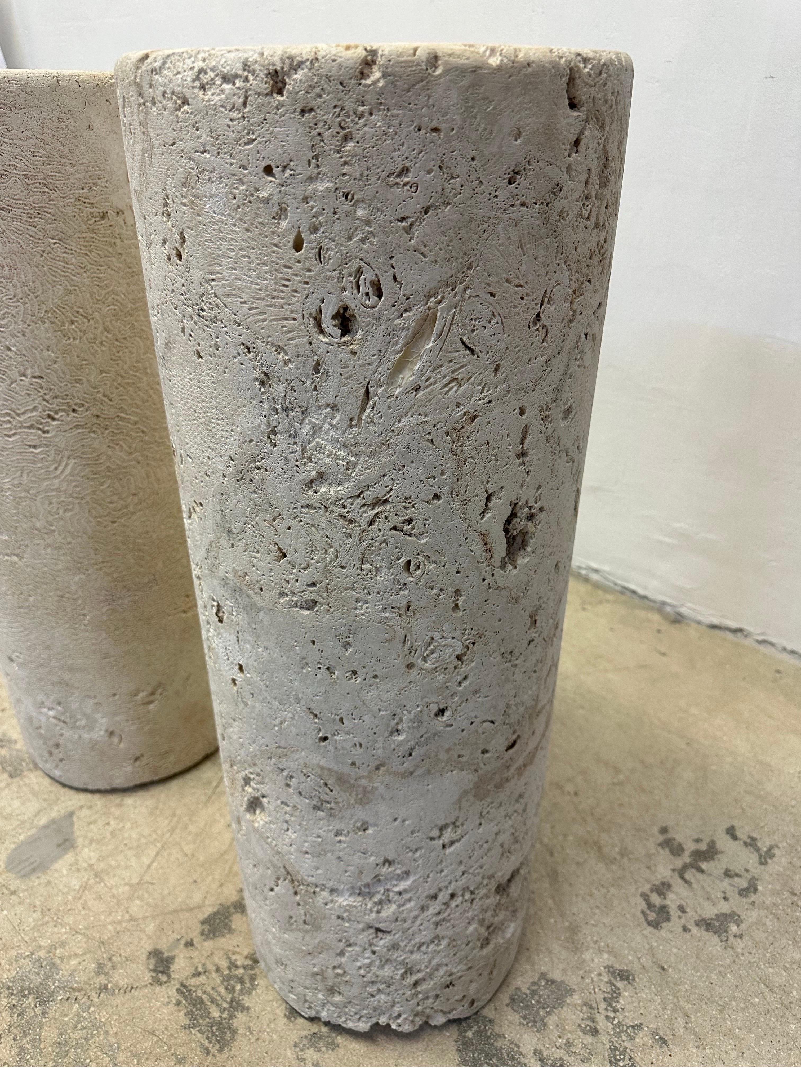 Mid-Century Natural Coquina Coral Stone Pedestal Column Tables - a Pair (Kalkstein) im Angebot