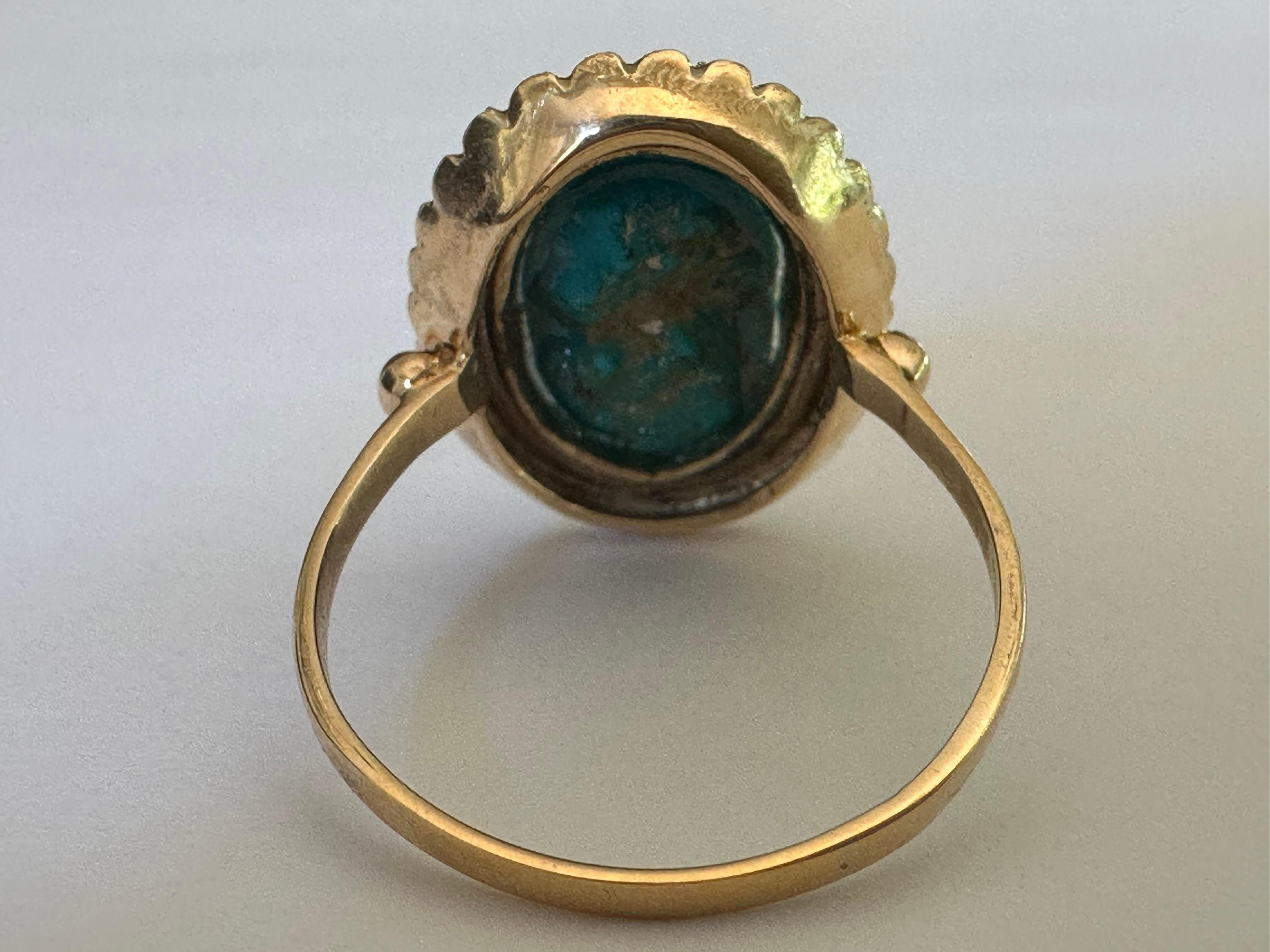 Cabochon Anello da cocktail con cabochon di turchese persiano naturale di metà secolo e oro giallo 18 carati in vendita