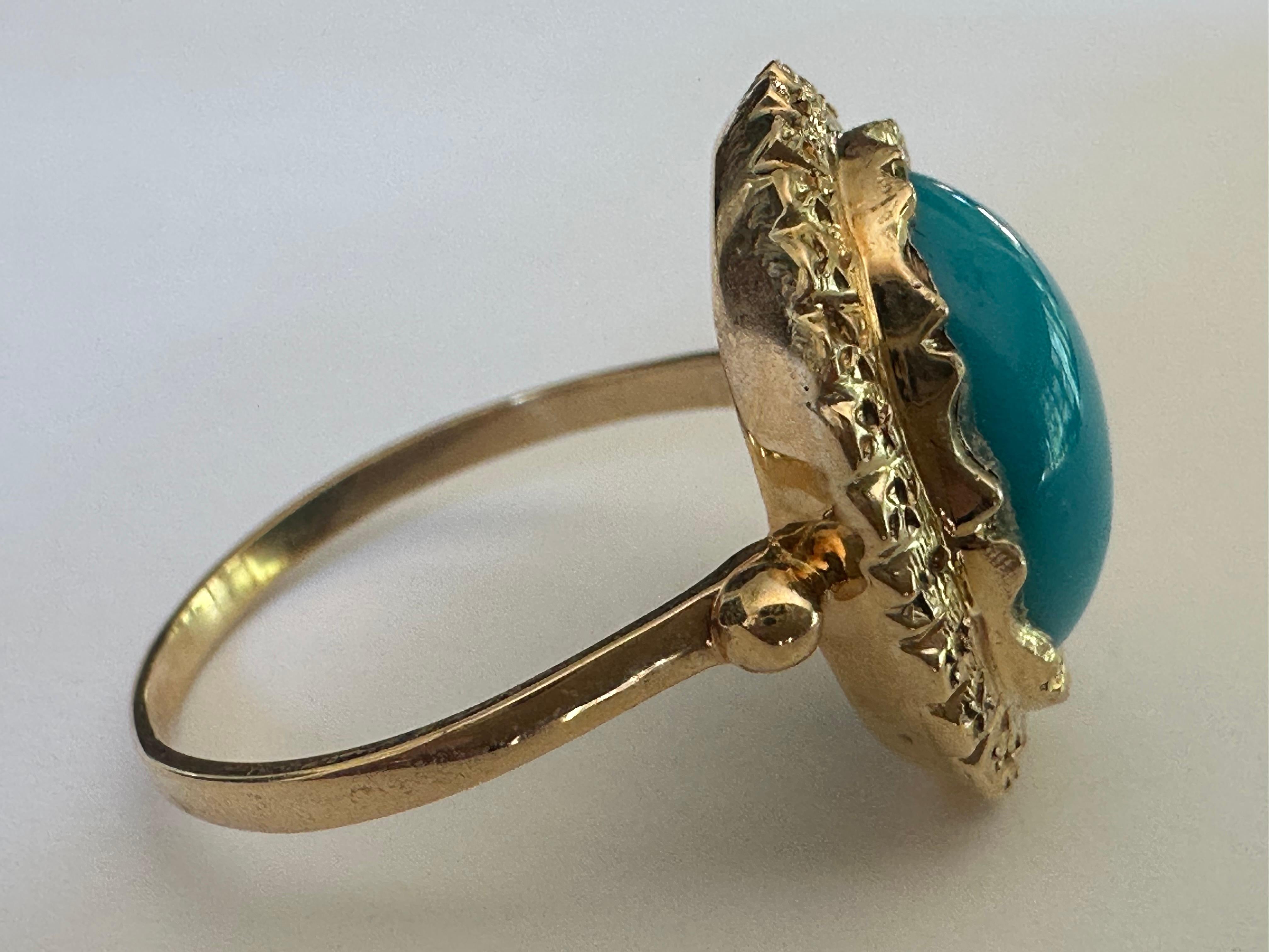 Anello da cocktail con cabochon di turchese persiano naturale di metà secolo e oro giallo 18 carati In condizioni buone in vendita a Denver, CO