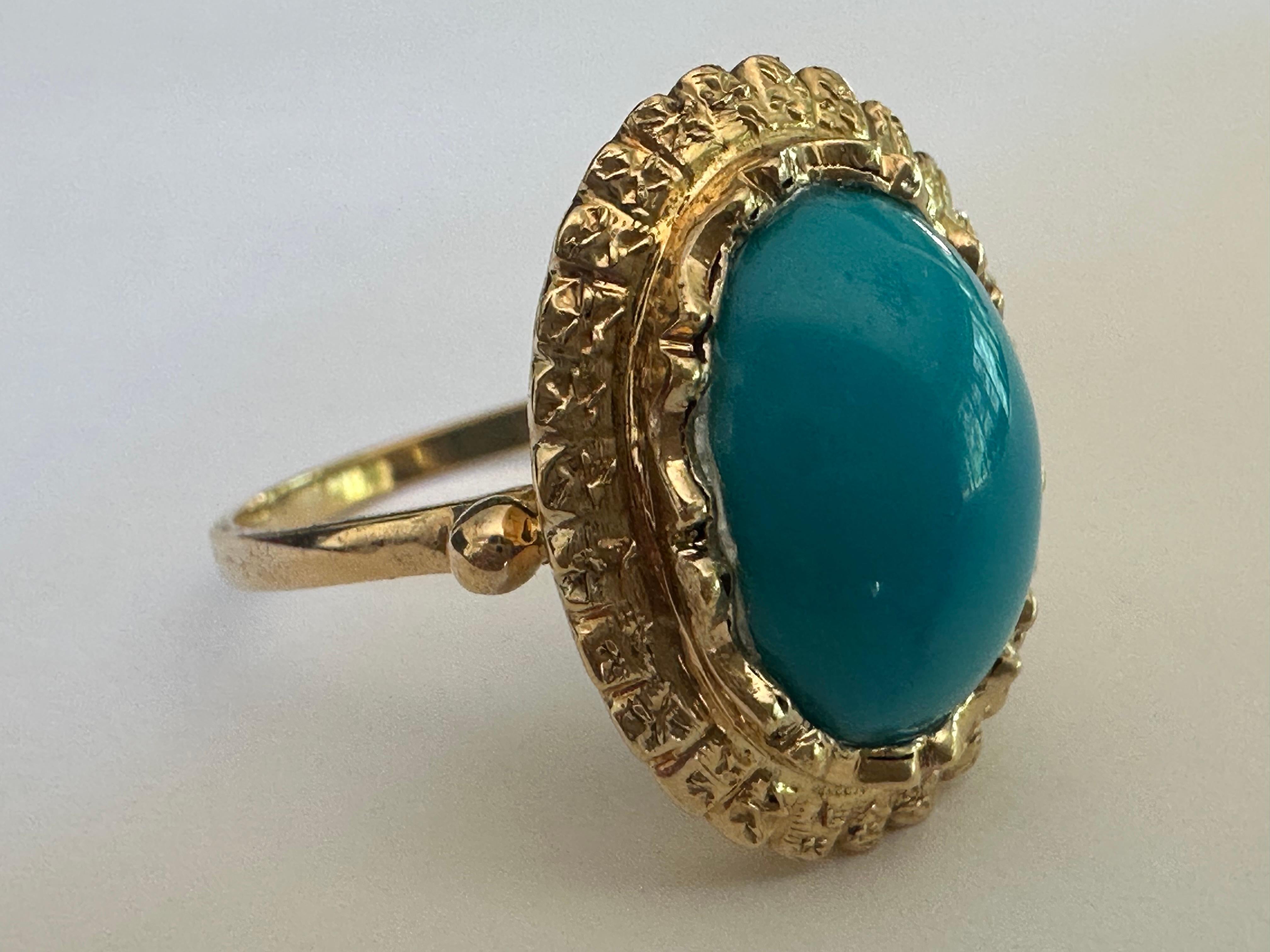 Donna Anello da cocktail con cabochon di turchese persiano naturale di metà secolo e oro giallo 18 carati in vendita