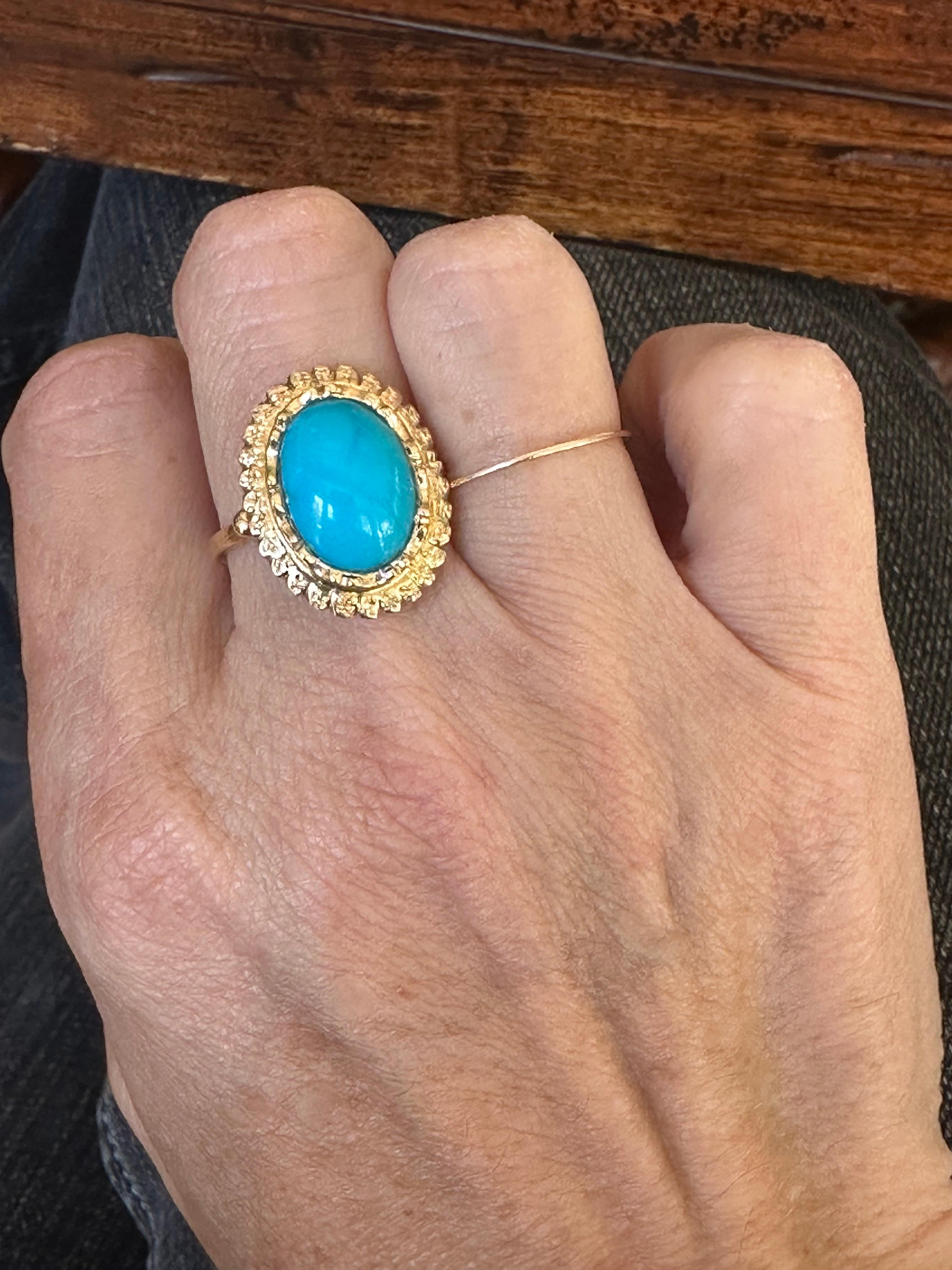 Anello da cocktail con cabochon di turchese persiano naturale di metà secolo e oro giallo 18 carati in vendita 1