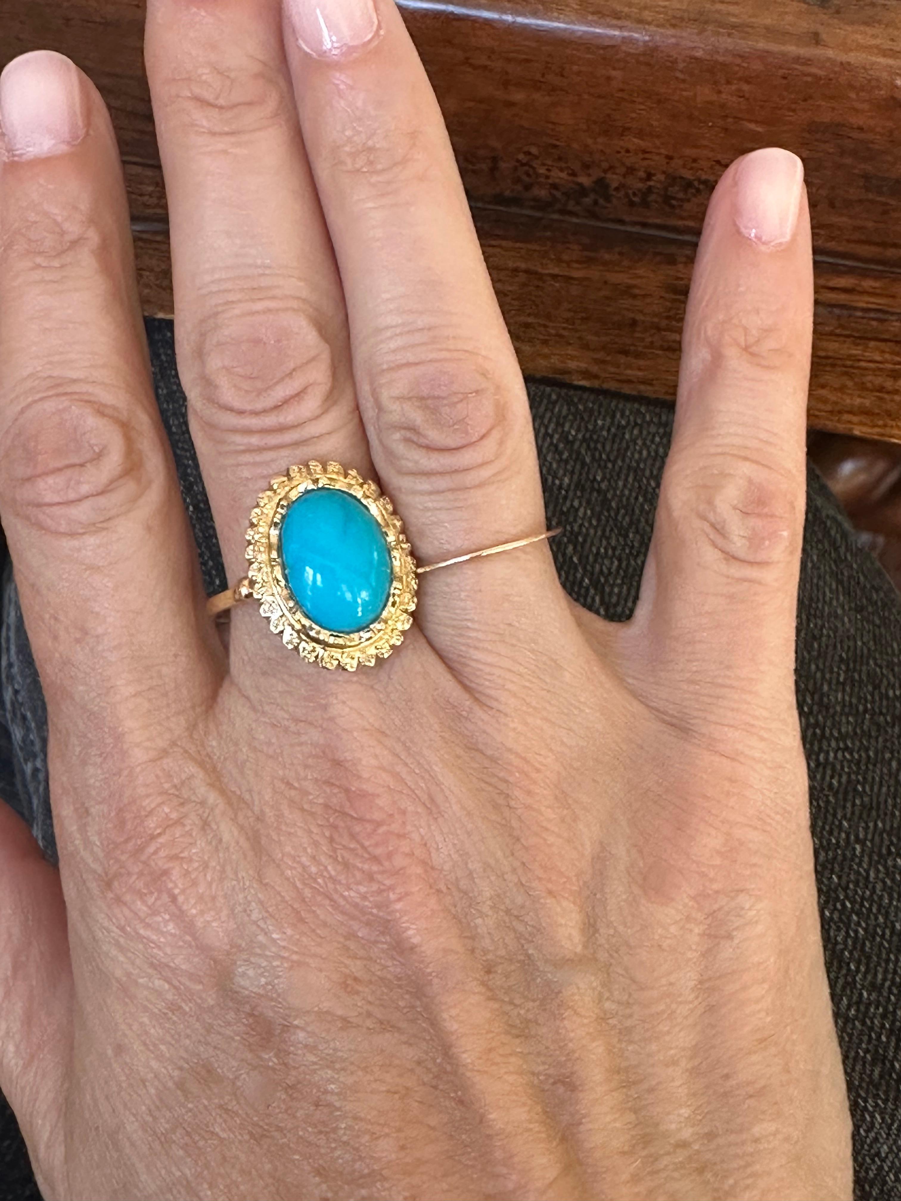 Anello da cocktail con cabochon di turchese persiano naturale di metà secolo e oro giallo 18 carati in vendita 2