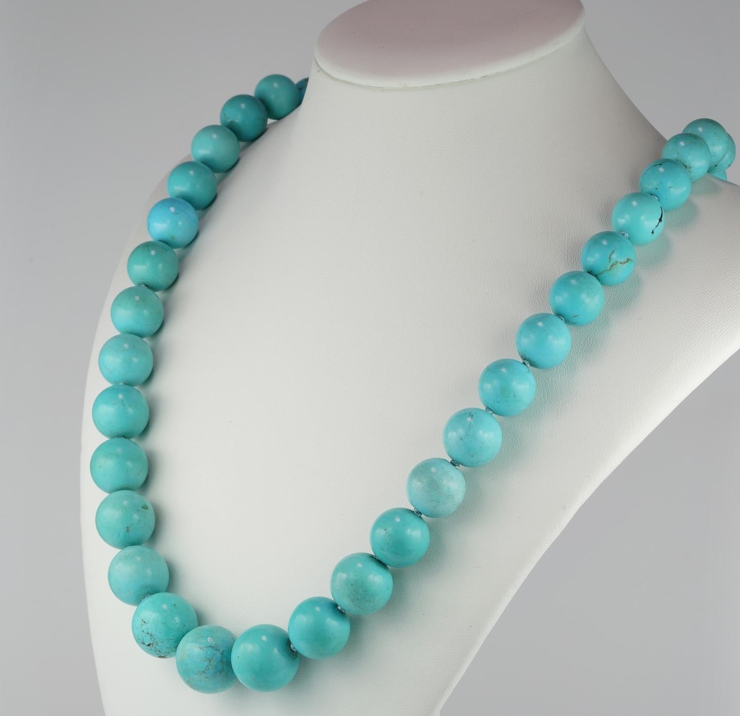 Mid Century Natural Turquoise Necklace 18 KT Diamond Clasp In Good Condition For Sale In Napoli, IT