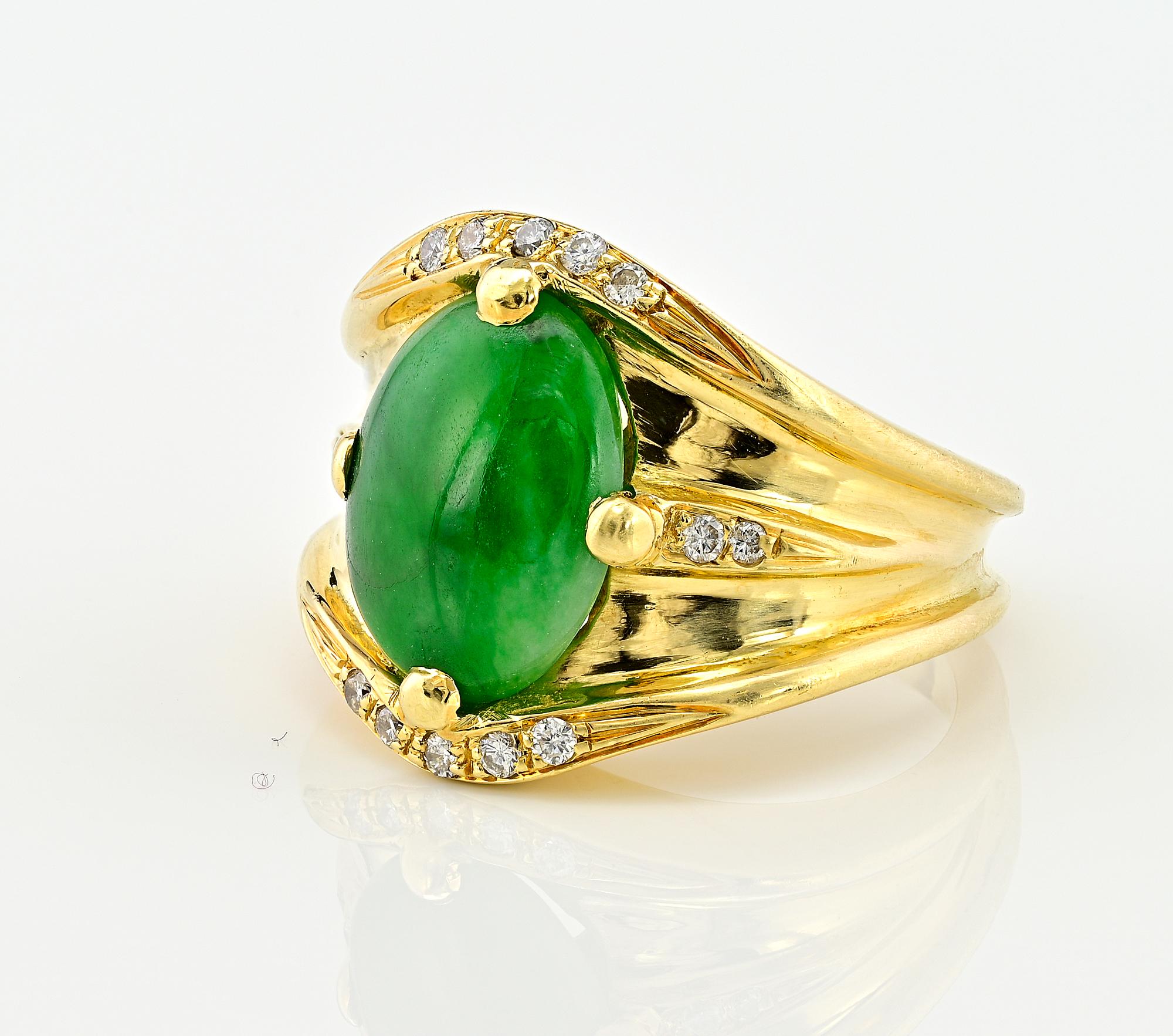 Mid- century Natural Untreated Green Jade Diamond Ring In Good Condition For Sale In Napoli, IT