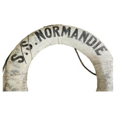 Bouée nautique du milieu du siècle du S.S. Normandie La ligne française