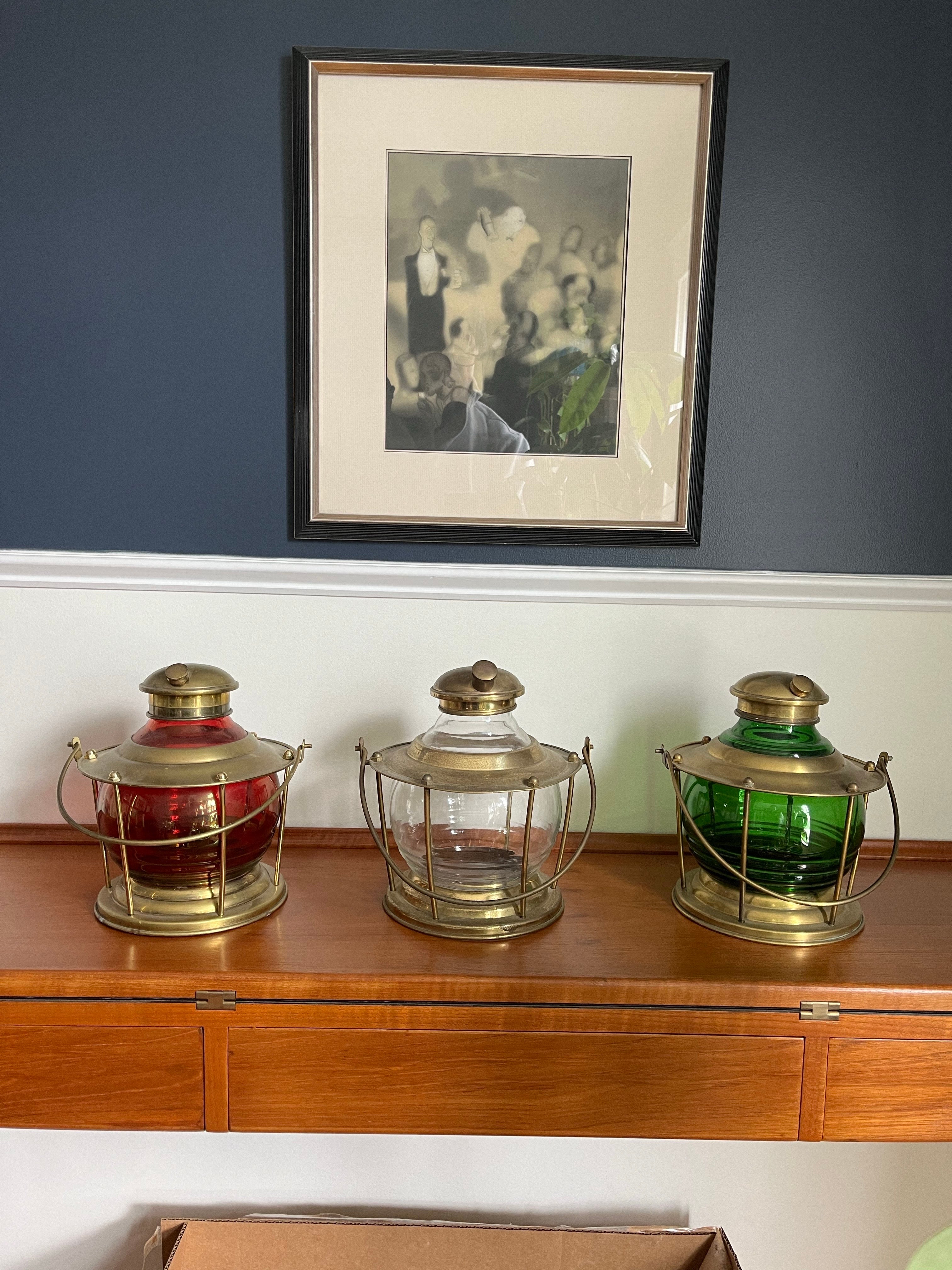 Ya está aquí. La Santísima Trinidad. Verde ida, Rojo vuelta. Cocteleras Mid Century. Es raro encontrar uno, pero ¿los tres? Babor, Estribor y Ancla. ¡Espectacular!
Mediados de siglo
Sólida construcción de latón combinada con impresionantes cristales