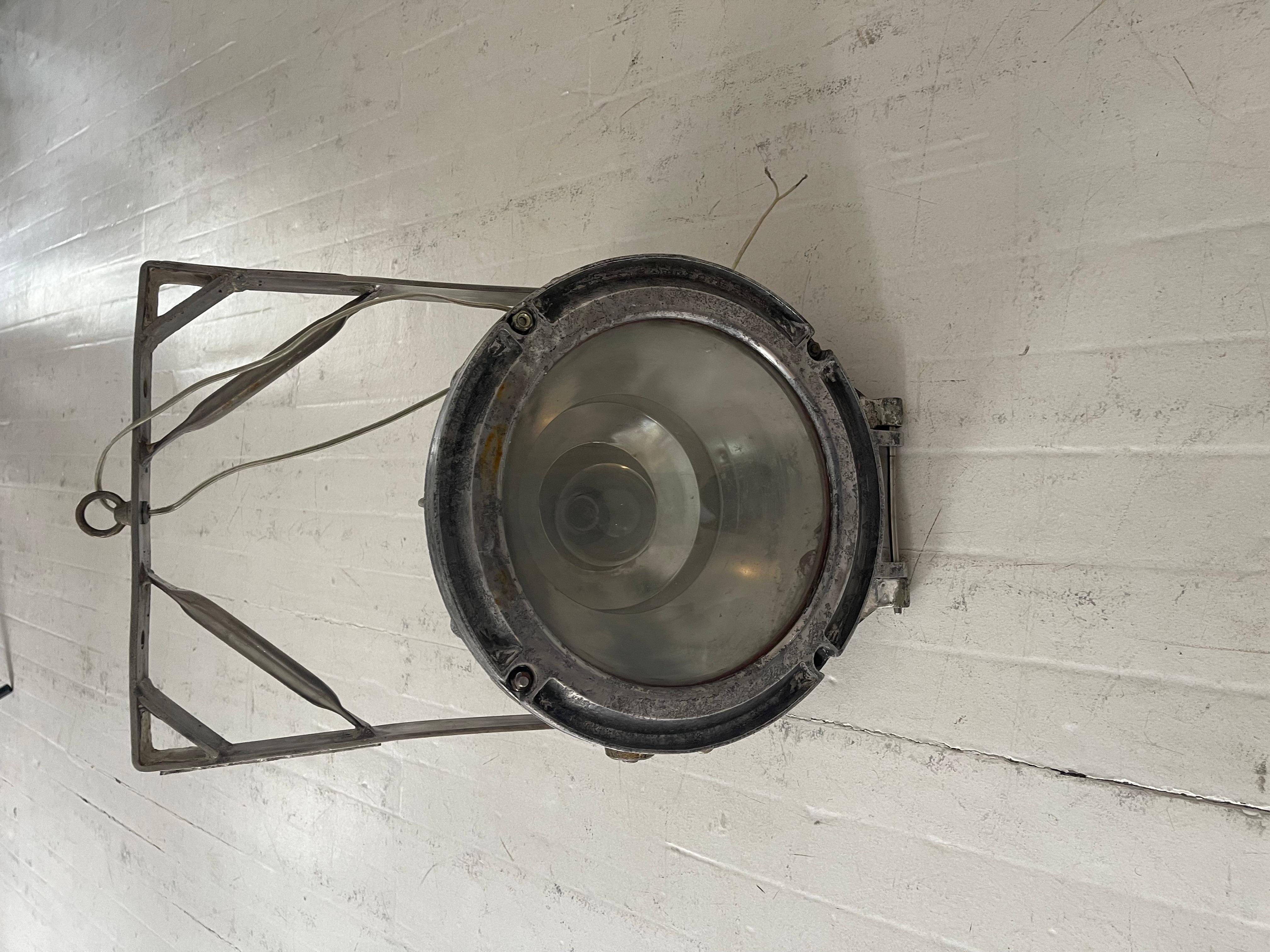 Lampadario industriale francese nautico di metà secolo In condizioni buone in vendita a New York, NY