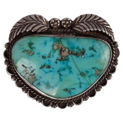 Broche de plata y turquesa en forma de corazón del orfebre navajo de mediados de siglo T. K.