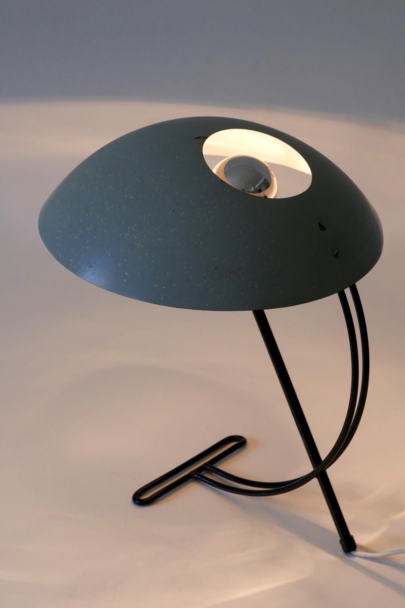 Elegant Mid-Century Modern NB100 table lamp or desk light. Designed by Louis Kalff for Philips, Netherlands, 1950s.

Executed in metal tube and sheet, the table lamp comes with 1 x E27 / E26 Edison screw fit bulb holder, is wired, in working