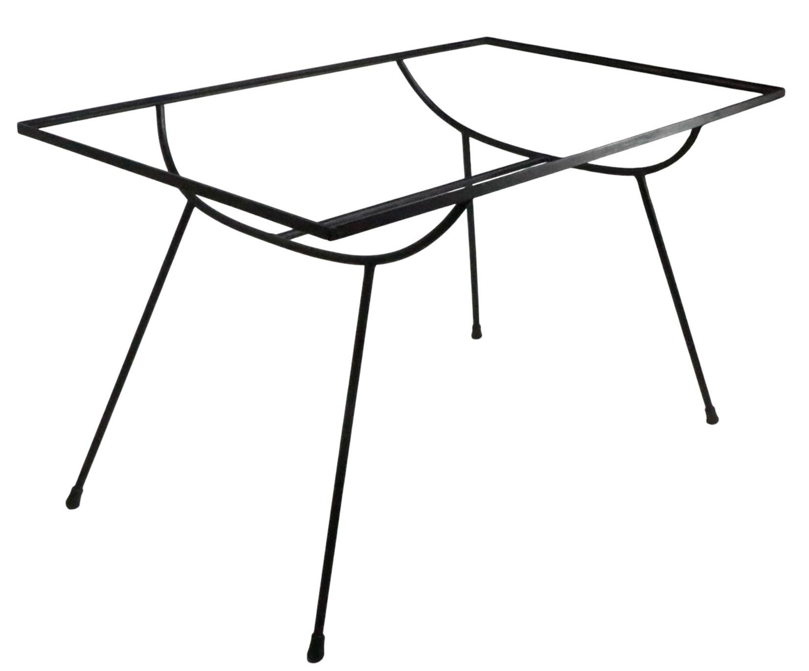 Eccezionale  Tavolo da pranzo da giardino, patio e piscina in ferro battuto della metà del secolo scorso attribuito a George Nelson, per Avard, talvolta attribuito a Frank & Son,  circa anni '50. Il tavolo presenta una sofisticata base in stile