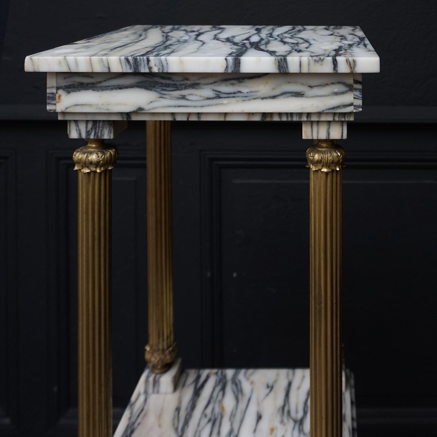 Midcentury Neoclassical Marble and Gilt Brass Three-Tier Étagère Shelf Stand In Good Condition In Haarlem, NL