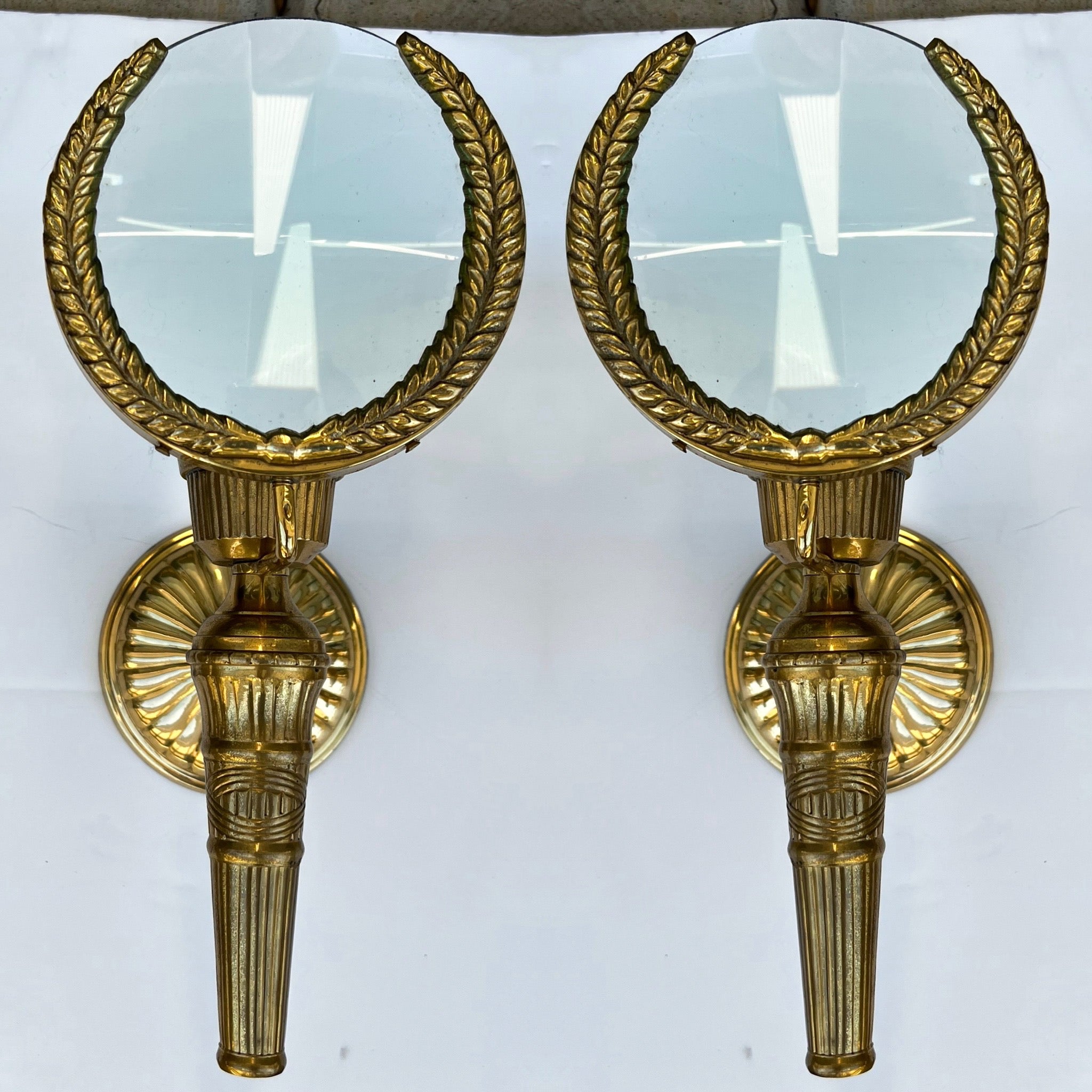 Si tratta di una coppia di appliques in ottone fuso della metà del secolo scorso. Non sono elettrificati e non sono contrassegnati. Sono in ottime condizioni.