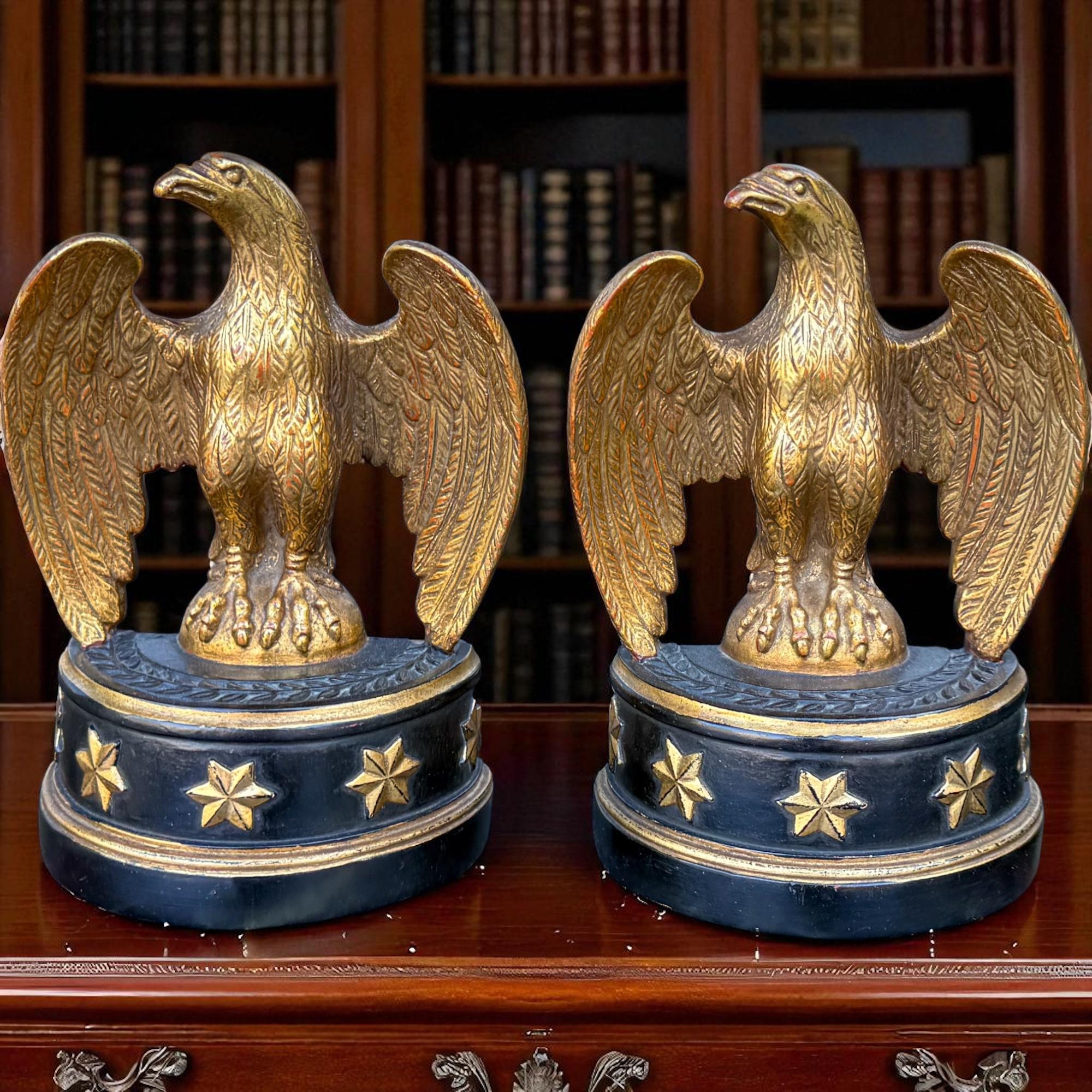 Questo è un set di fermalibri in stile neoclassico italiano di Borghese. Le aquile dorate aggiungono un tocco di classe a qualsiasi libreria e arriveranno in tempo per le feste! Sono marcati e in composizione senza difetti evidenti.
