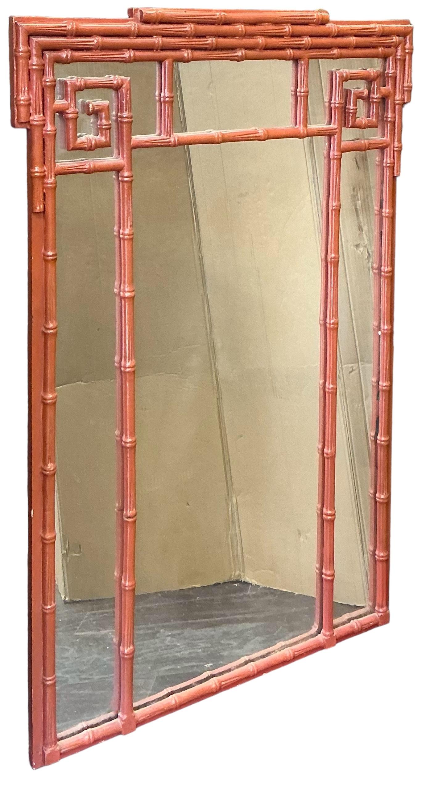 Adoro questo specchio! Ho lavorato duramente per catturare il colore corretto per gli acquirenti! Si tratta di uno specchio in finto bambù in stile neoclassico con una forma a chiave greca senza tempo. Il colore è originale e in ottime condizioni.