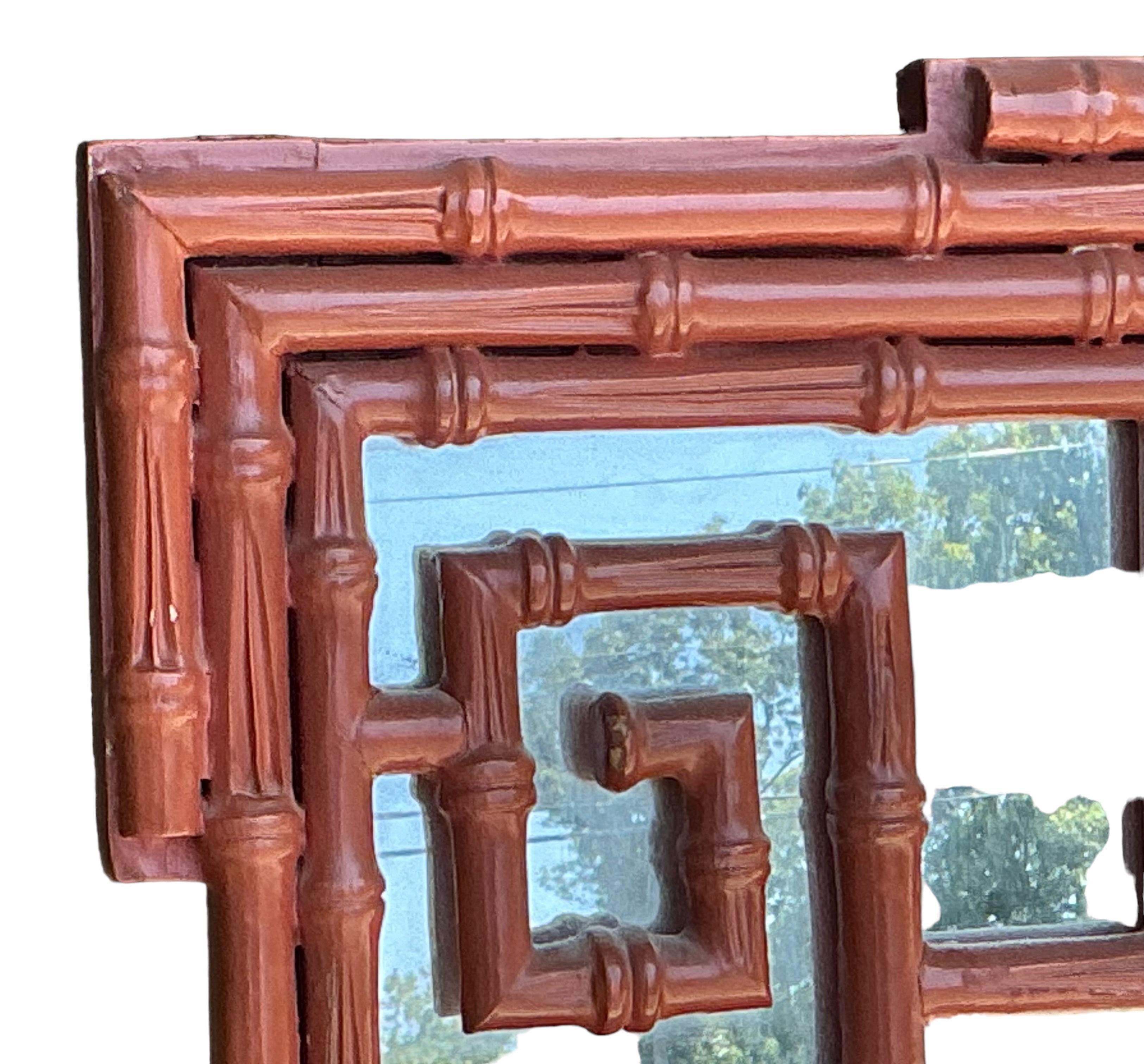Americano Specchio a forma di chiave greca in finto bambù in stile neoclassico di metà secolo - Arancione bruciato in vendita