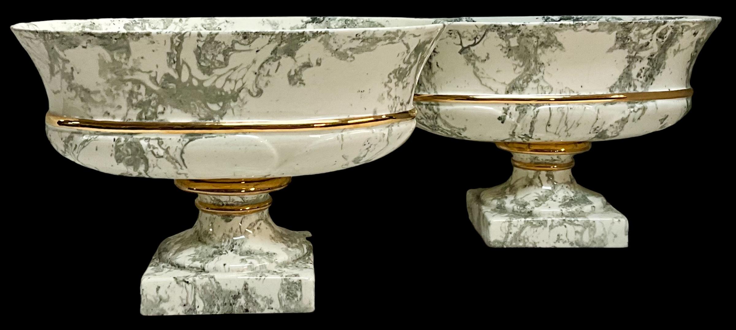 Mitte des Jahrhunderts Neo-Klassik-Stil Faux marmoriert Mantel Pflanzer / Cachepot - S/2 im Zustand „Gut“ im Angebot in Kennesaw, GA