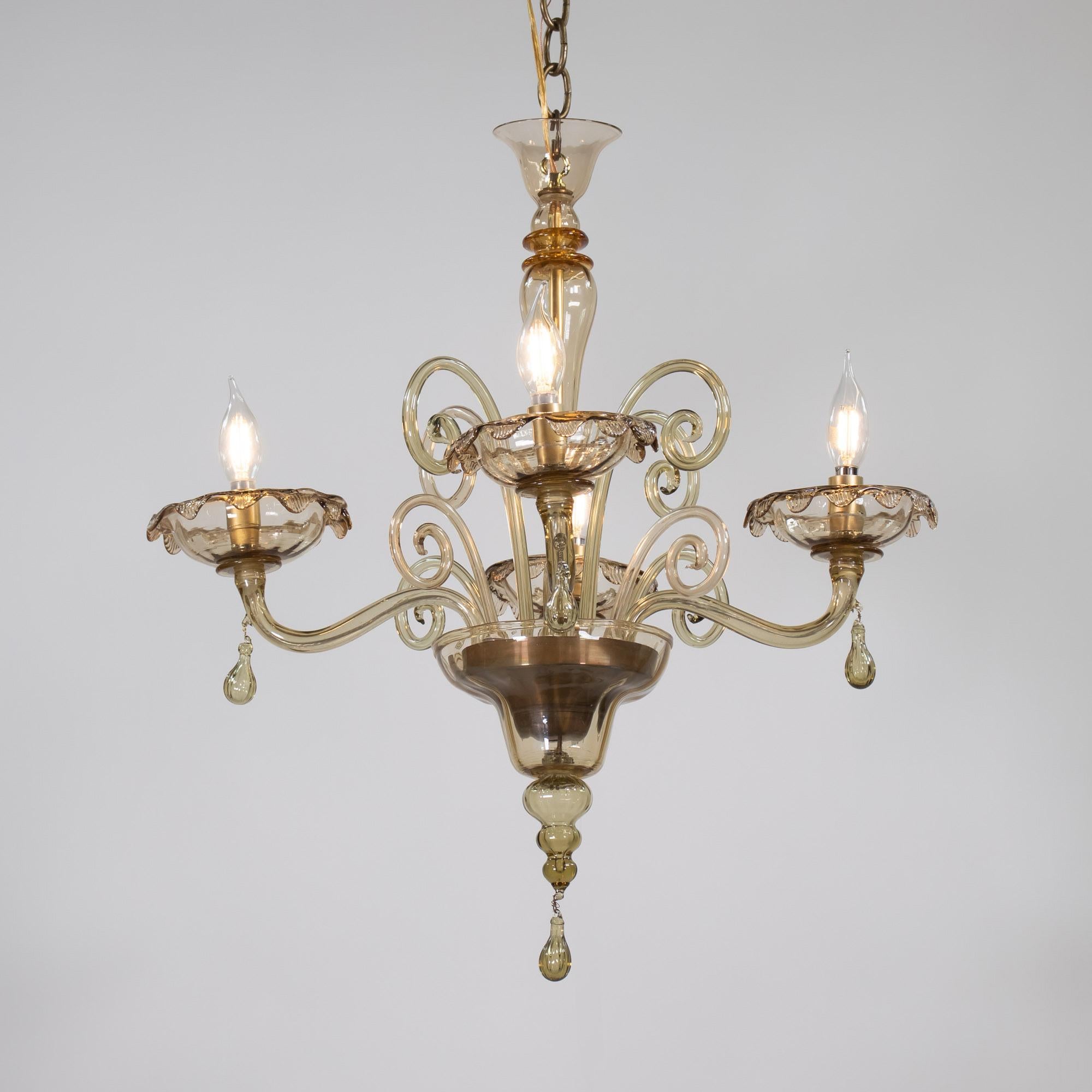 Questo lampadario di Murano è caratterizzato da una tonalità traslucida di ambra dorata e progettato in stile neo-rococò, un'interpretazione dell'estetica ornata e aggraziata del periodo rococò con una sensibilità moderna del XX secolo.

Il design