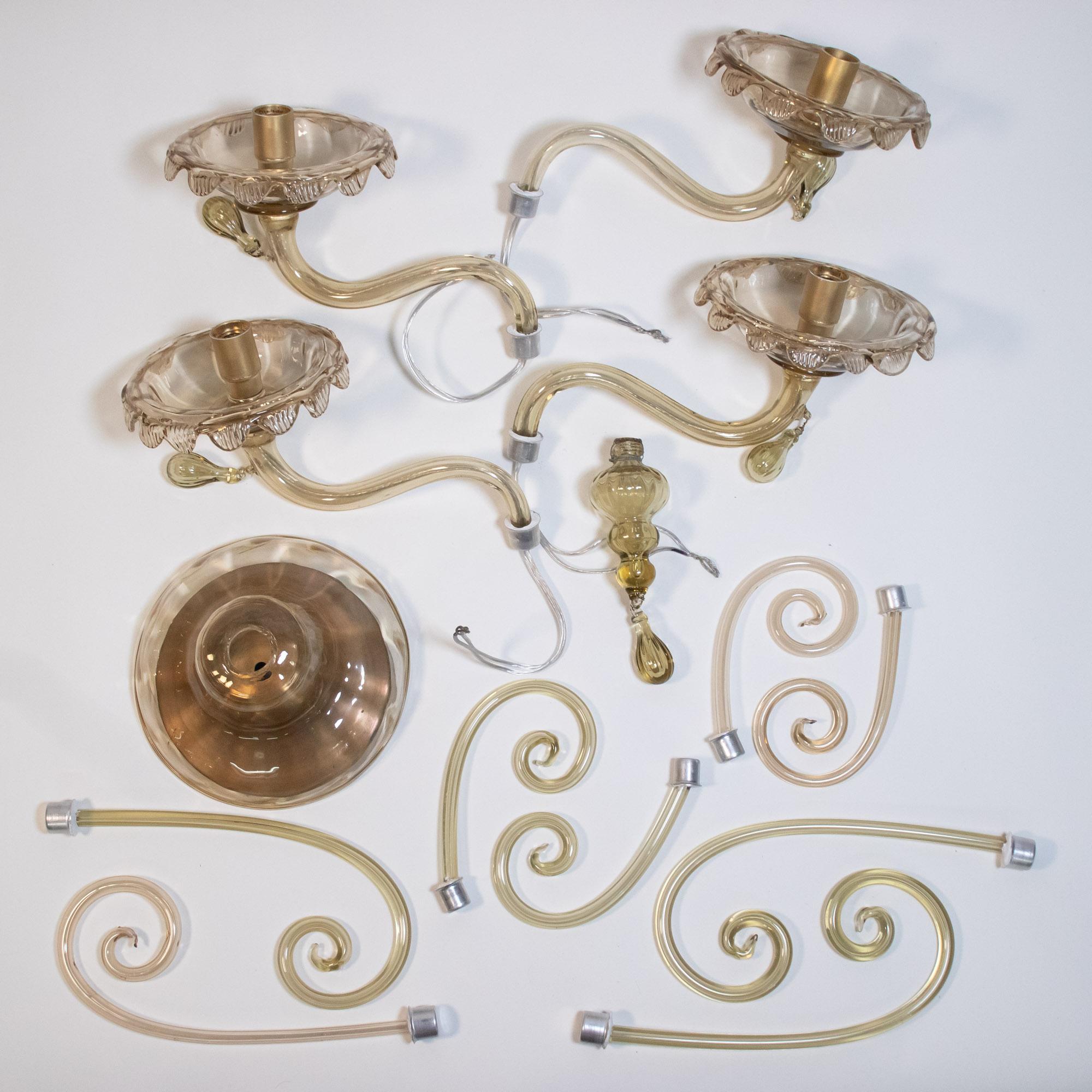 Fatto a mano Lampadario neo-rococò di Murano di metà secolo con ambra dorata in vendita