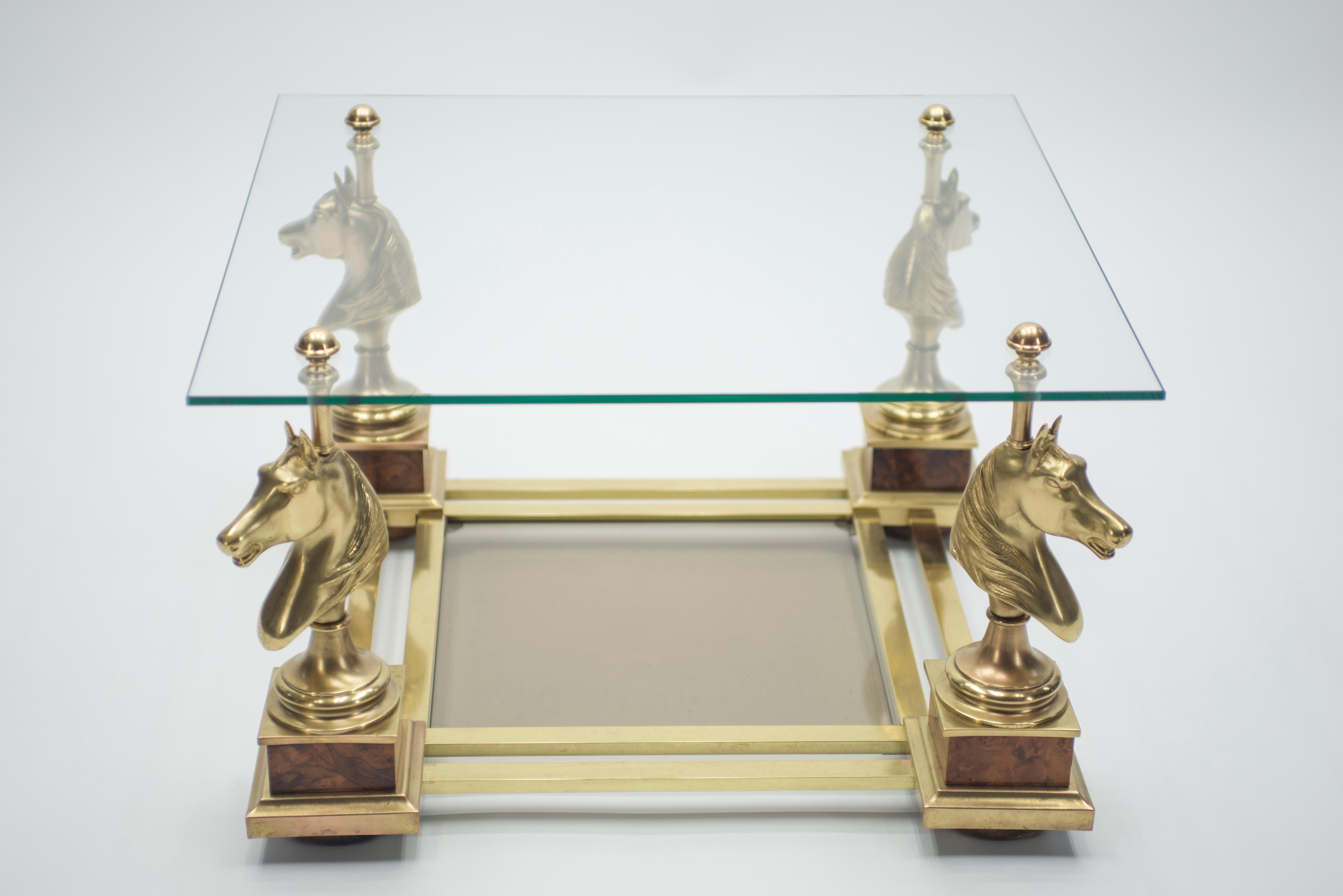 Cette table d'appoint des années 1970 imprègne la silhouette typique de la modernité du milieu du siècle d'éléments néoclassiques français intemporels, comme la base des pieds en forme de colonne. Un épais plateau de table en verre transparent vous