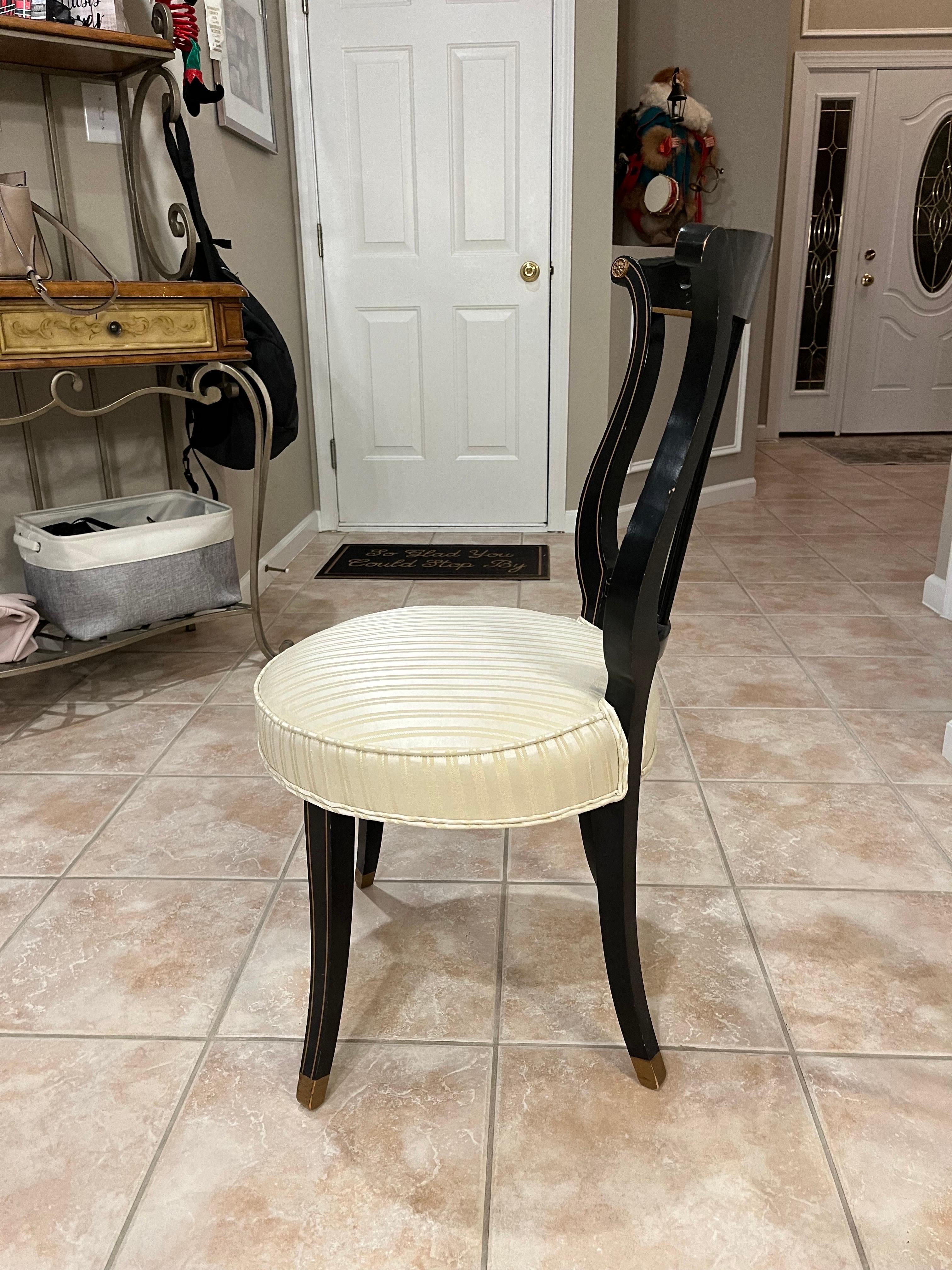 Beautiful survivor! Lyre Back side chair with subtle detailing across back support. Sleek sophisticated lines. Solid and sturdy.
Curbside to NYC/Philly $300