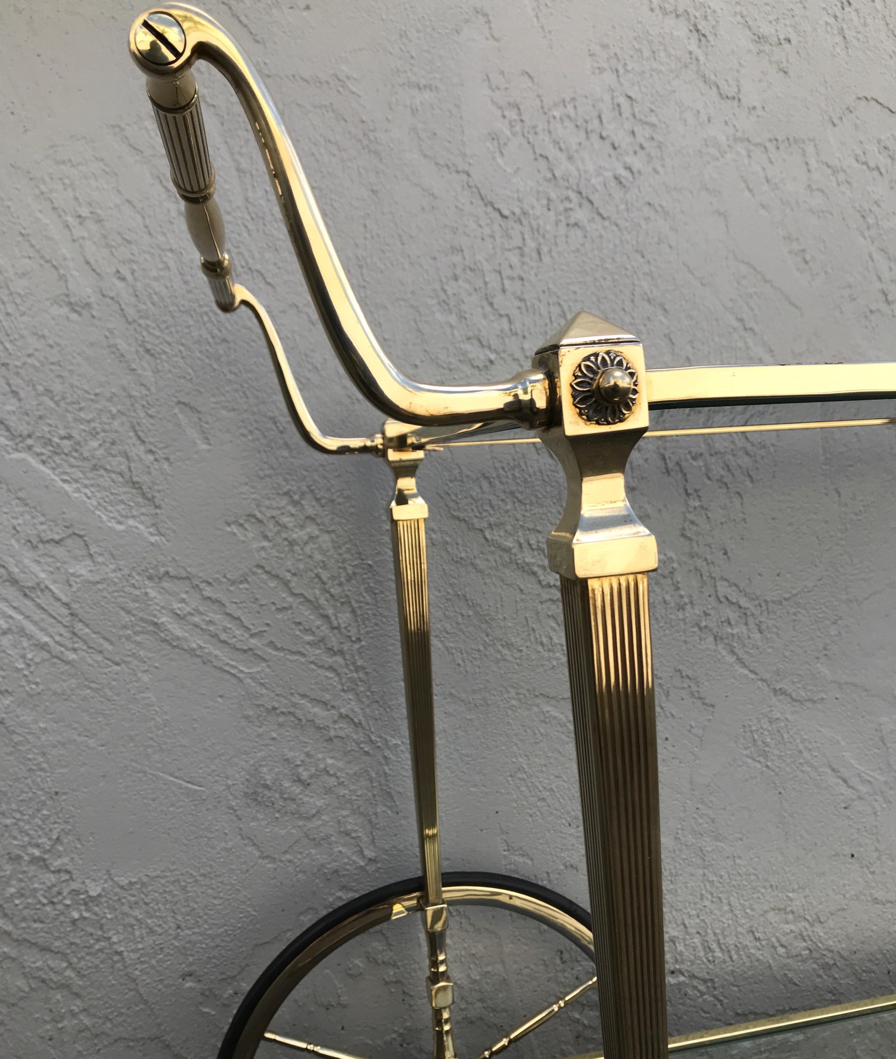 Carrello da bar in ottone in stile neoclassico di metà secolo di Maison Jansen in vendita 7