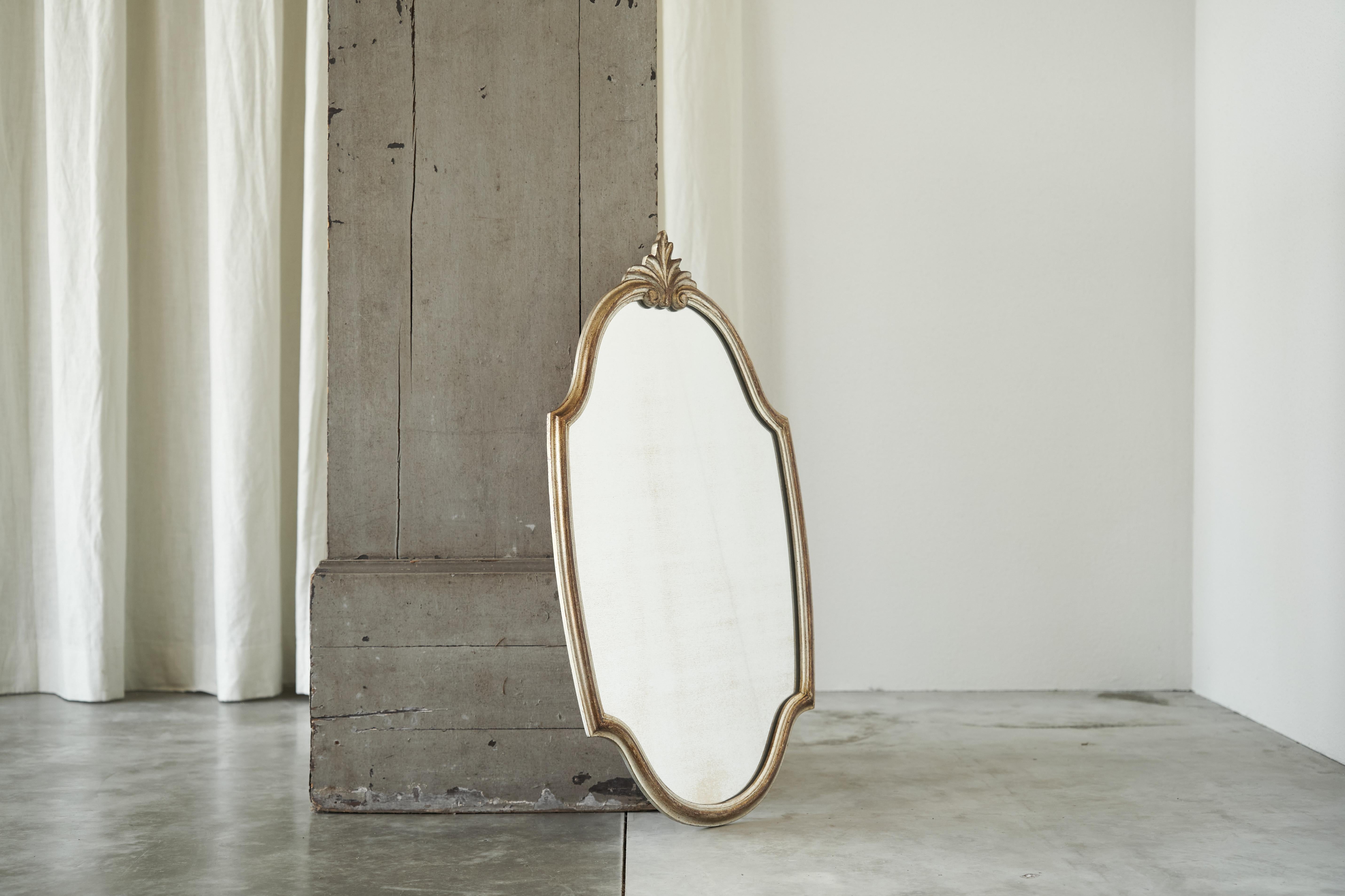 Specchio da parete neoclassico in Wood Wood patinato, Europa, metà del XX secolo.

Si tratta di uno specchio da parete neoclassico di metà secolo dall'estetica raffinata ed elegante. Realizzato in legno, lo specchio presenta un design ornato che