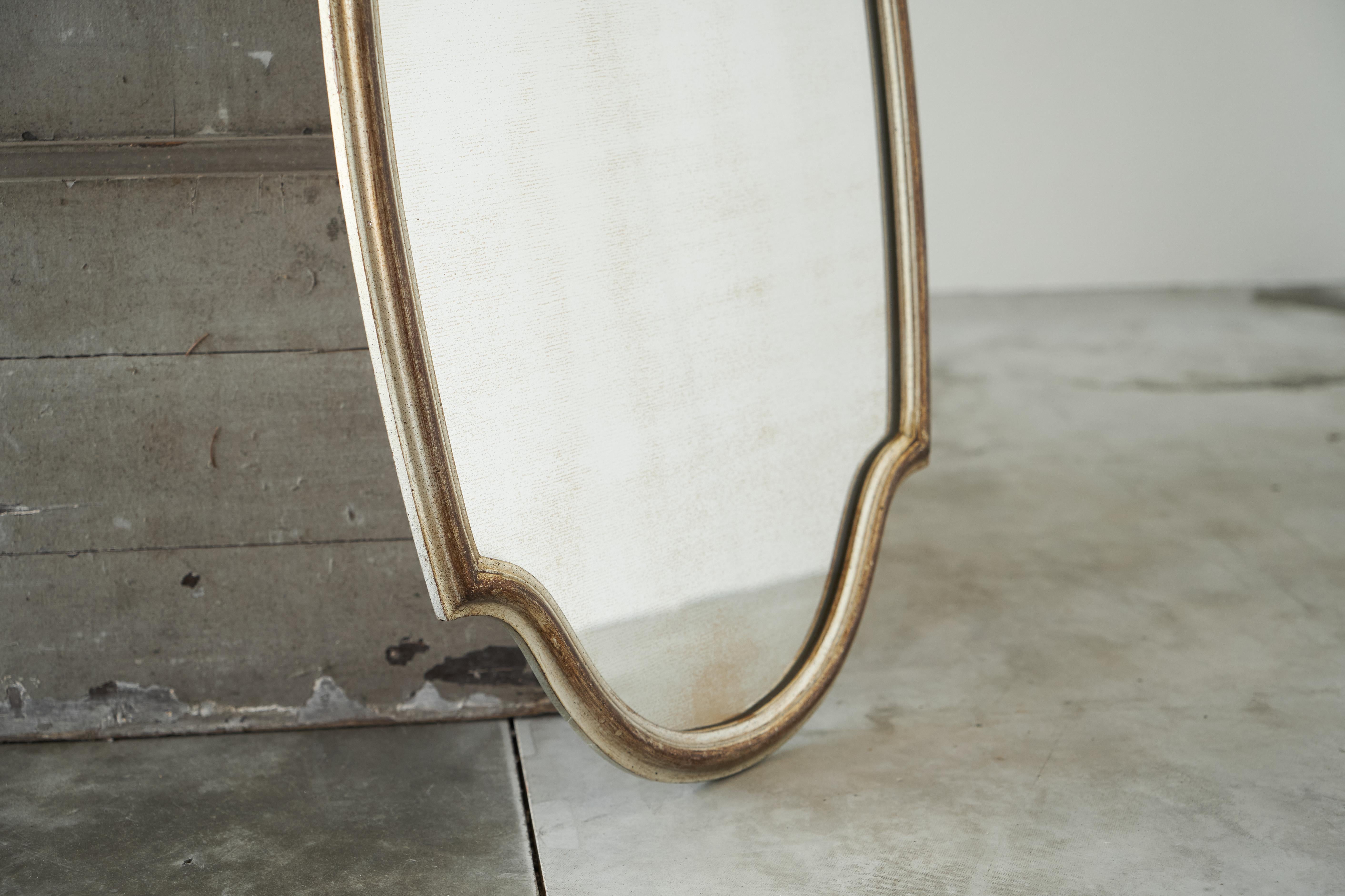 Europeo Specchio da parete neoclassico di metà secolo in Wood in vendita