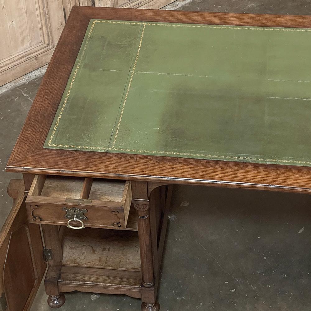 Fatto a mano Scrivania neogotica di metà secolo con piano in pelle di Jansen & Sons di Amsterdam in vendita