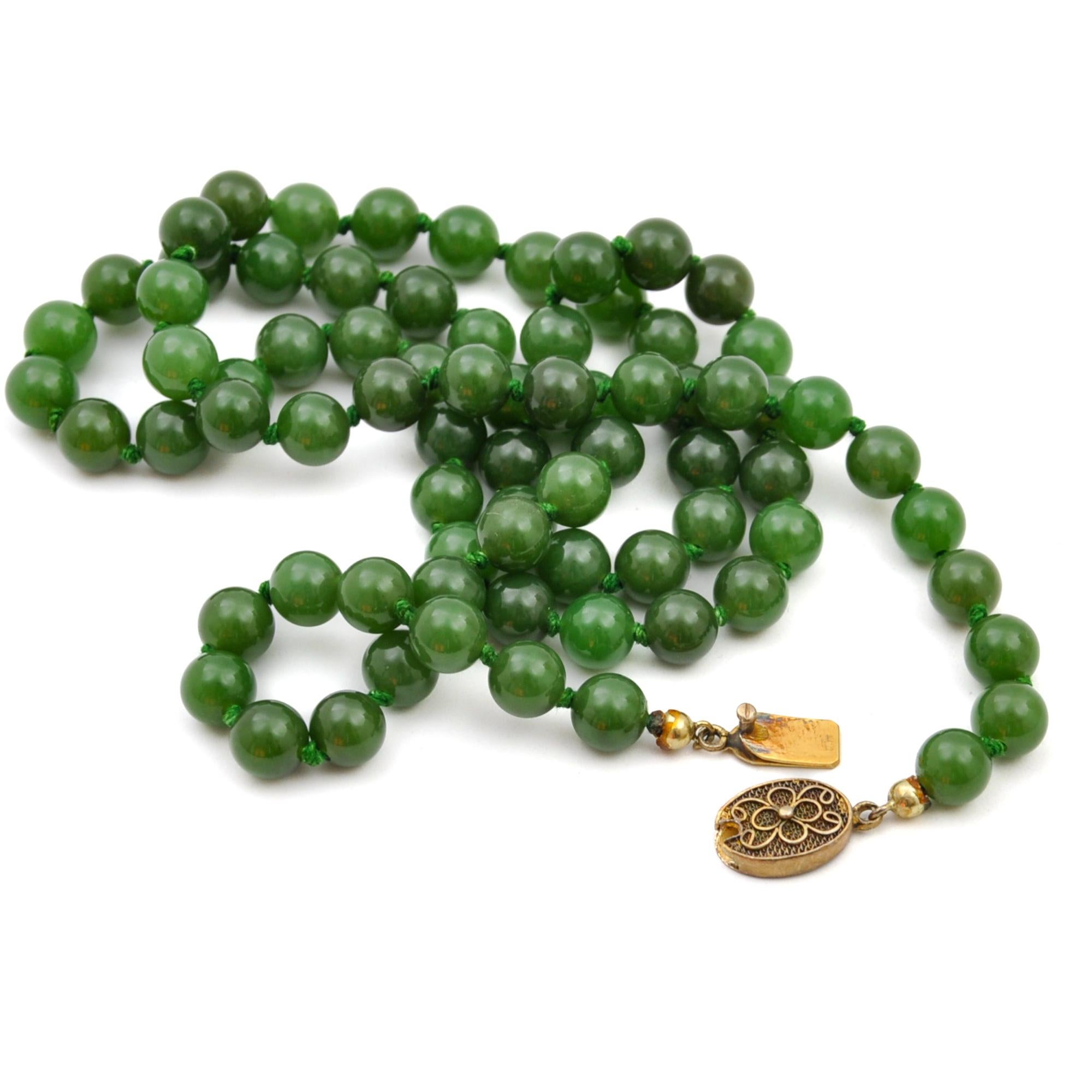 Nephrite Jade Long Single-Strand Beaded Necklace In Good Condition For Sale In Rotterdam, NL