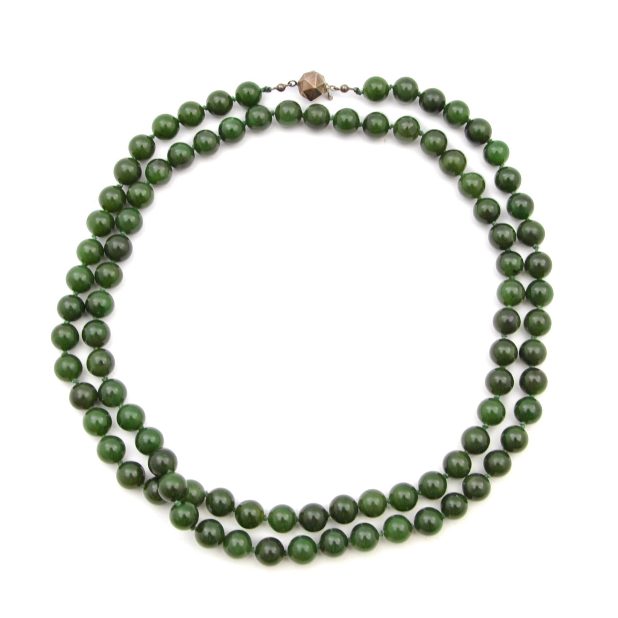 Nephrit-Jade-Silber-Halskette mit einem Strang aus der Mitte des Jahrhunderts (Rundschliff) im Angebot