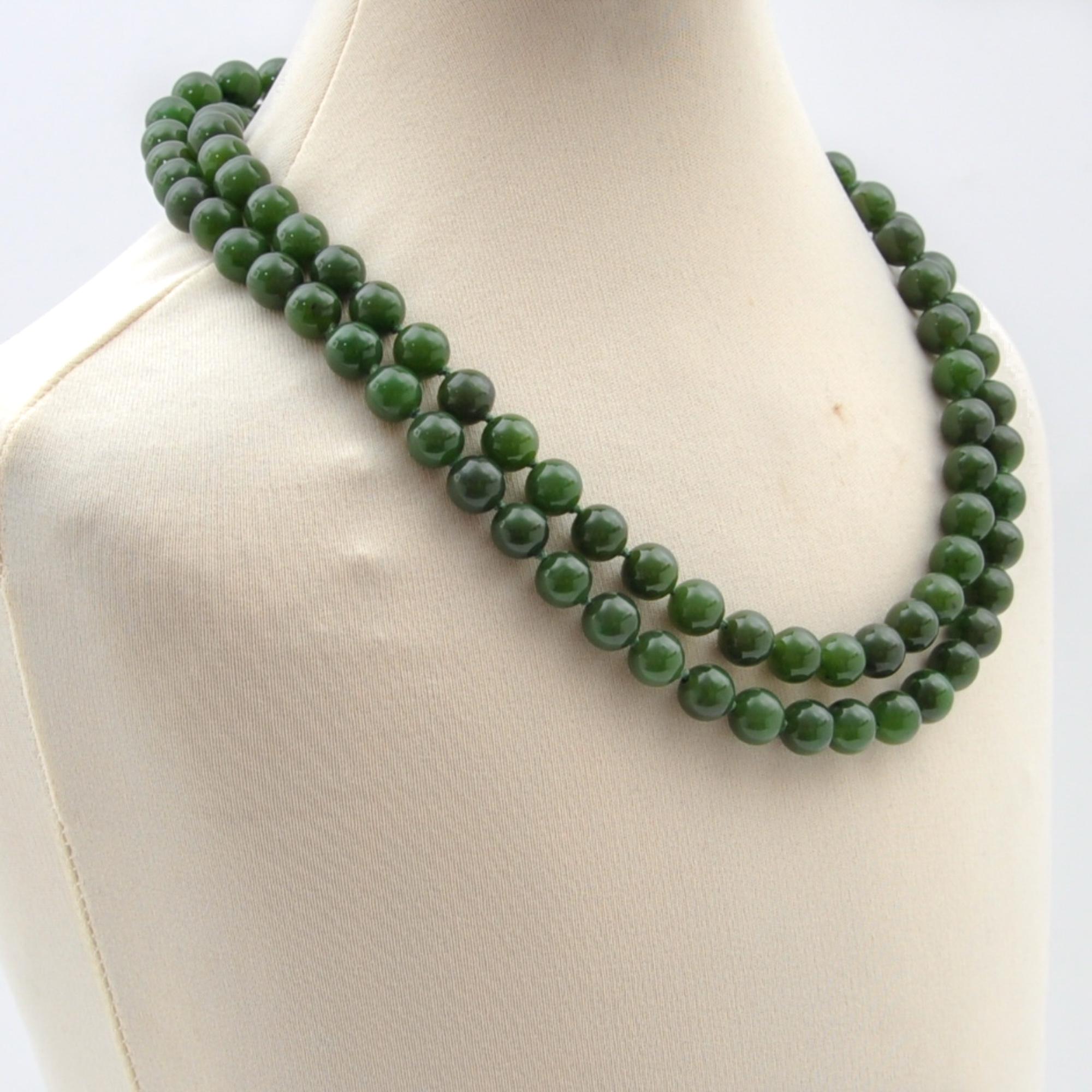 Women's or Men's Mid-Century Nephrite Jade Silver Single-Strand Necklace